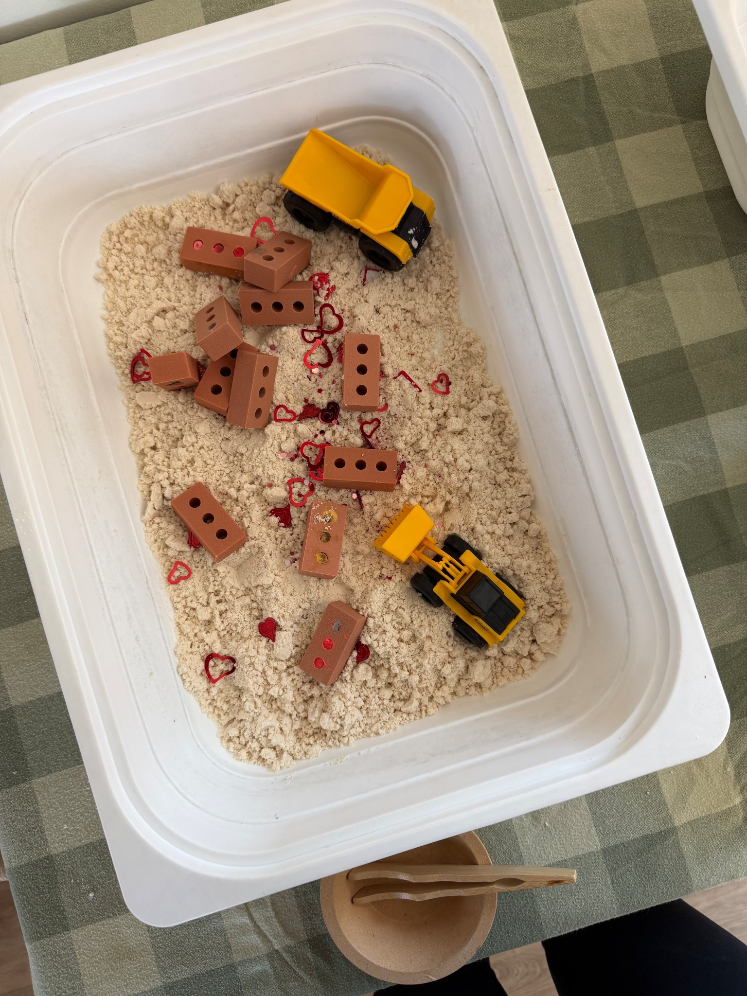 Valentines sensory bin!🧱💗💌