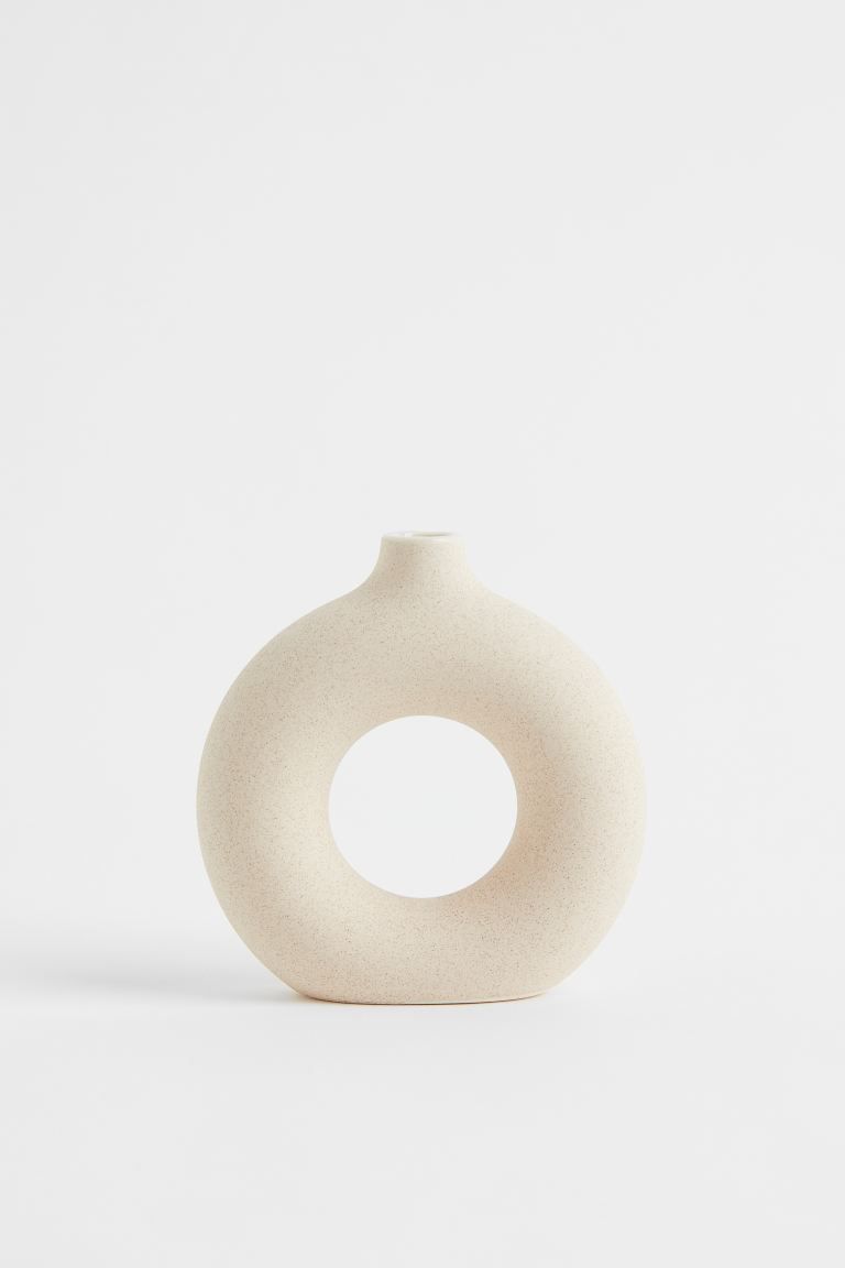 Small, ring-shaped vase in ceramic. Diameter 3 3/4 in. Height 4 in. Diameter of opening 3/4 in. | H&M (US + CA)