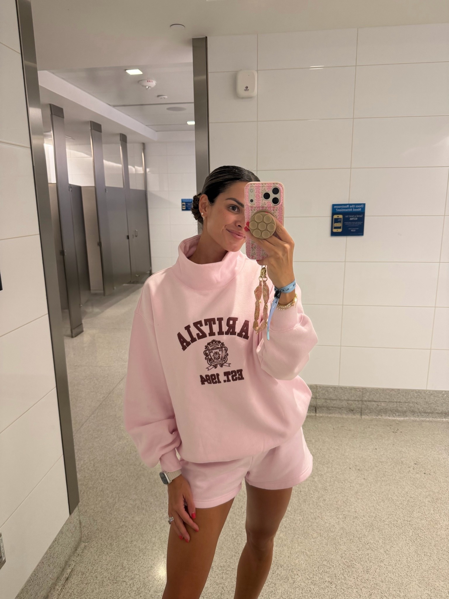 Last week’s travel fit from Dallas! I love a mock neck sweatshirt and this set is soooo soft! Wearing size small in the top and shorts.