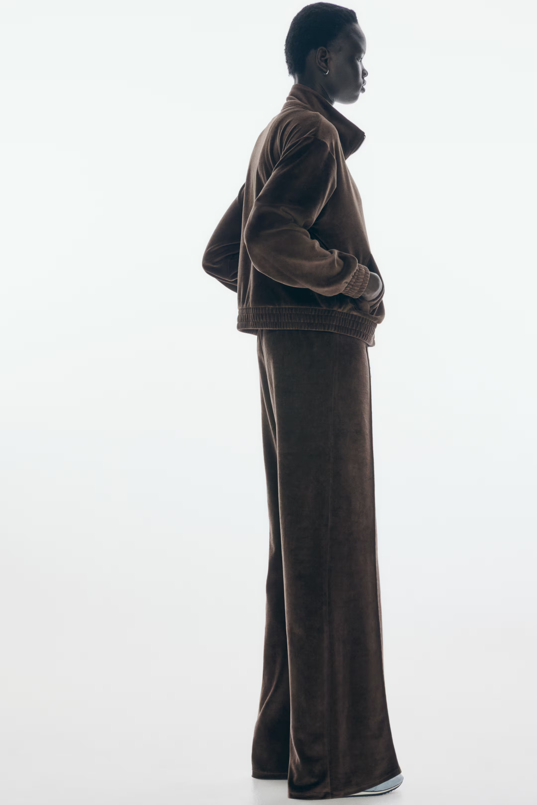 Wide velour joggers | H&M (UK, MY, IN, SG, PH, TW, HK)