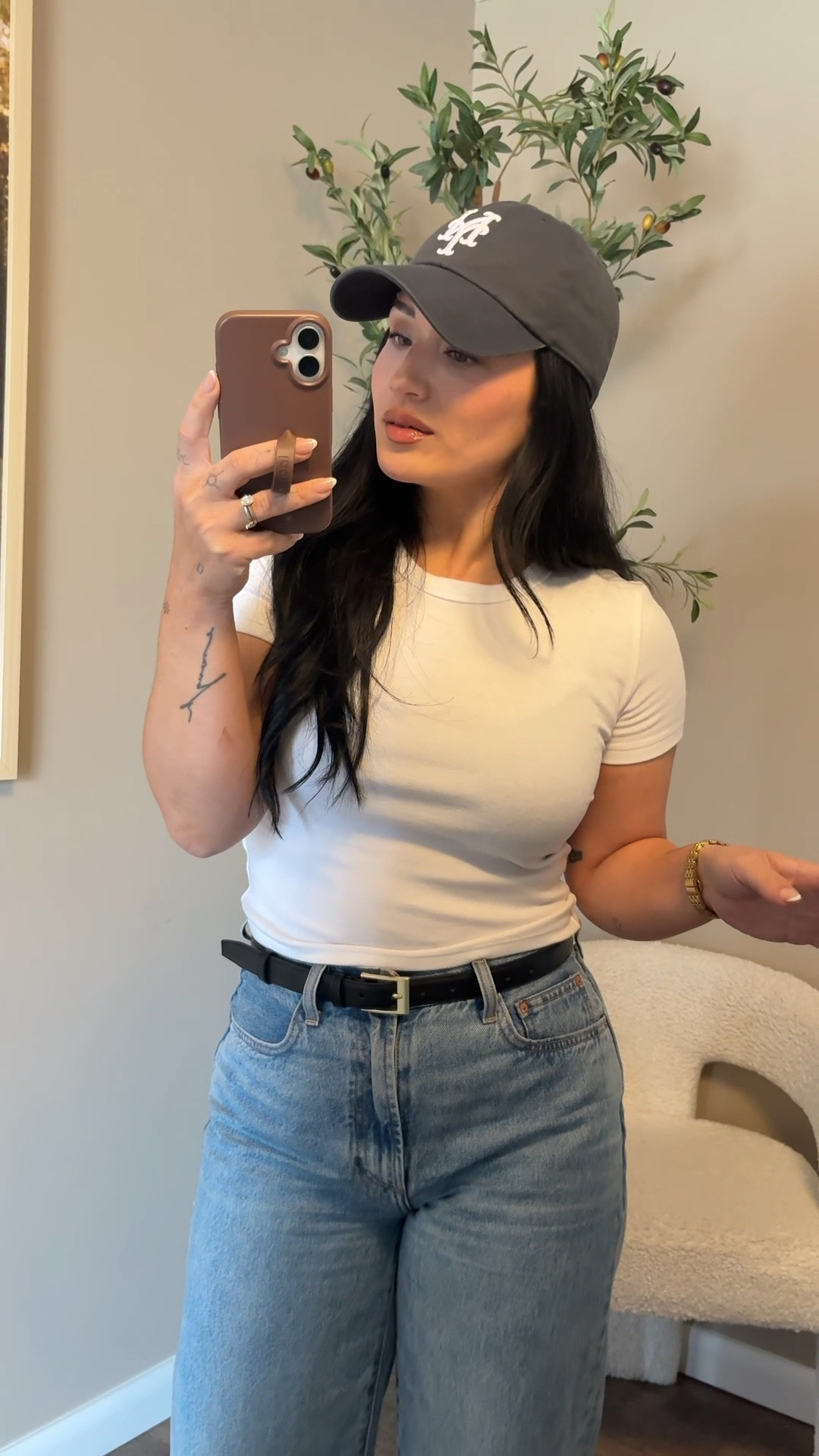 Jeans and a white tee will always be the move. 


Top || small (homestretch tune) 
Denim || 26 short 