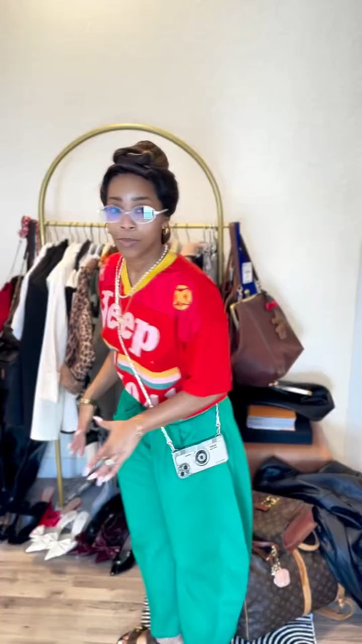 OOTD: road trip edition 🚗💨�Had to sneak this video real quick because my husband is in the background like “LET’S GOOO” every 2 seconds 😭
But listen—these are my favorite barrel sweats in a new color, road trip approved ✔️ + peep the new phone case with the crossbody strap because we’re hands-free and unbothered all spring break 💁🏽‍♀️ Comment “Shop” for links 
Next stop: Disney ✨🎢
#OOTD #SpringBreakFits #fashionover30