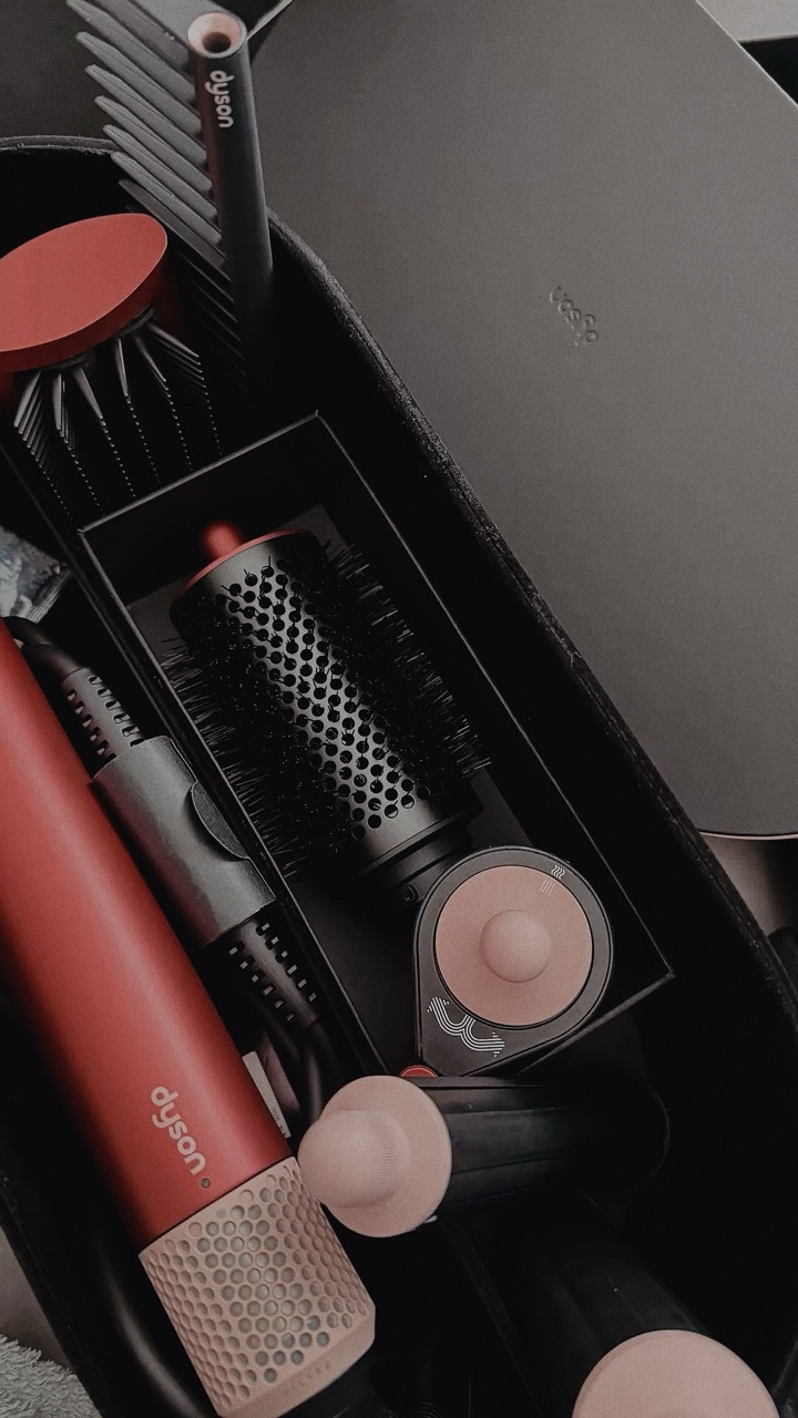 @dysonbeauty Airwrap’s new large round brush glides through hair, saves time, and creates volume. Total game changer, love this attachment! 

post on my LTK ⬆️ link in bio 

#dysonbeauty #dysonairwrap #dysonbrush