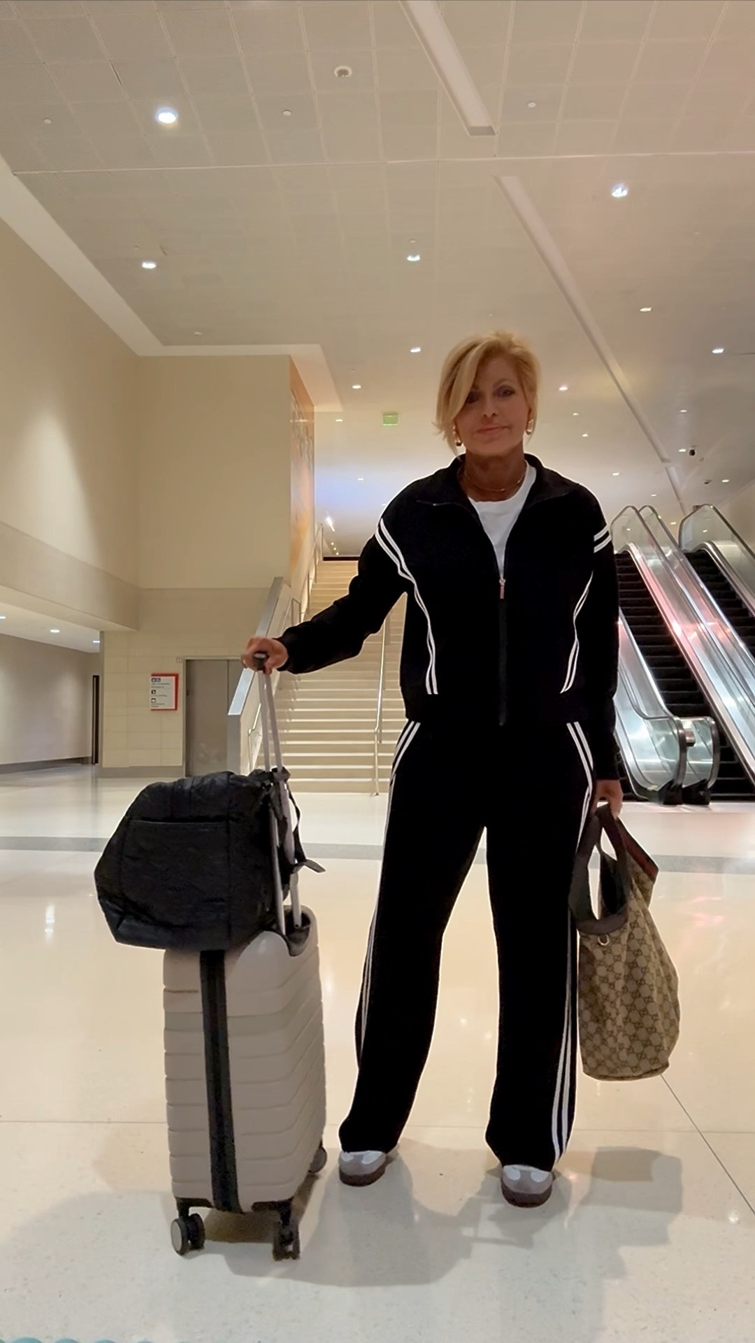 Travel fit ✈️ Because it’s chilly on the plane & this is another fit that looks like air essentials 
Set/med
Tee/lg

#LTKFindsUnder50 #LTKTravel #LTKCon