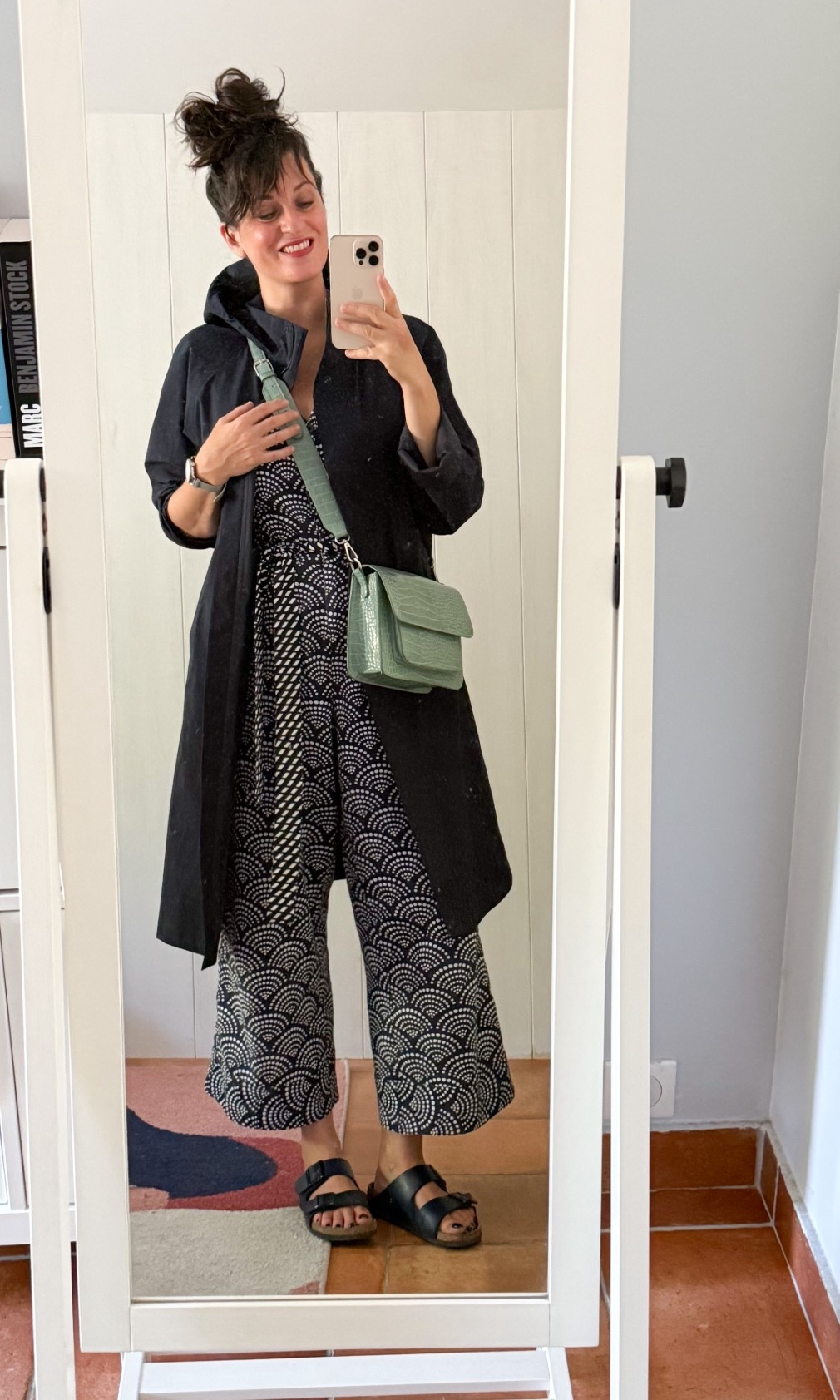 • Parka bleu marine #uniqlo (similaire, en lien)
• Combinaison en lin #boden (similaire, en lien)
• Mules Arizona bleu marine #birkenstock (en lien)
• Sac à bandoulière vert pâle #hvisk (similaire, en lien)
• Lip blush « Wine » #refy (similaire, en lien)