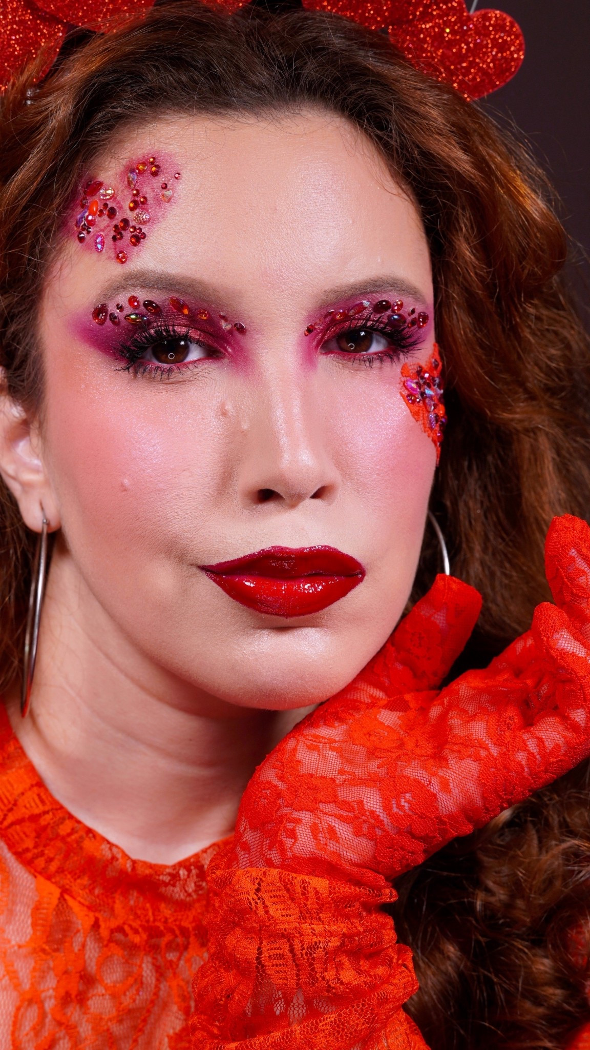 Produção 1: Em plena Lua de Mel de @reginaldorossi 

Produtos usados:
- Stix blush cor Mini Me de @colourpopcosmetics 
- Pó HD Matte de @makeuprevolution 
- Pó rosa @karenbachinibeauty 
- ⁠Paleta de Sombras Bem Vindo a Hogwarts de @quemdisseberenice 
- ⁠Paleta de Sombras Electric Purple de @contem1g.oficial 
- Cola Para Cílios I-envy 16 Horas de @
#Carnaval2026 MaquiagemCarnaval #Brega #ReginaldoRossi