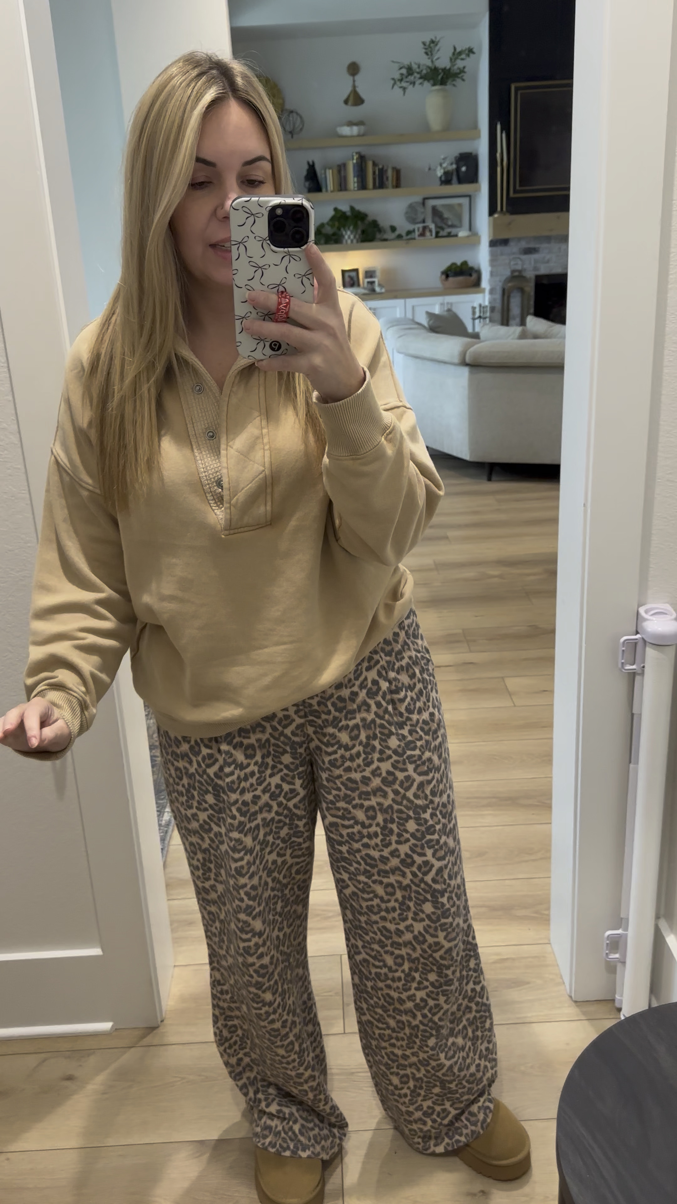 Sozed down to a XS in this aerie pullover because it runs HUGE. Size down two sizes. Leopard sweatpants run a little baggy so I sized down to a medium in those too. Leopard Uggs. Tazman slippers.

L
