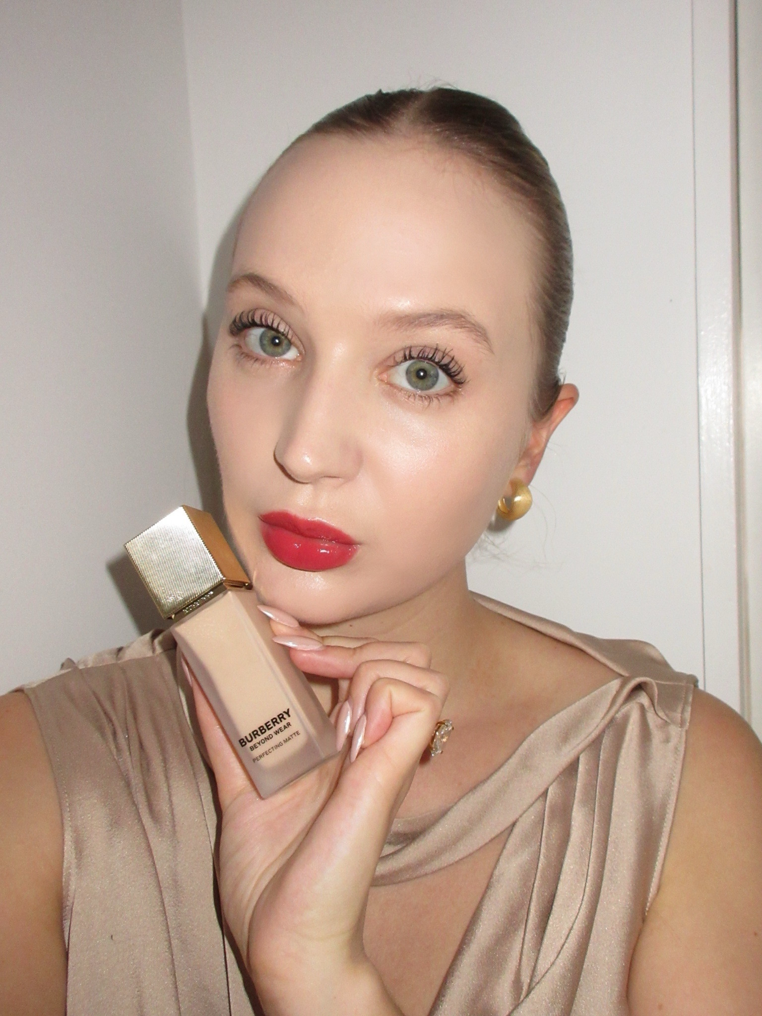 This is my favorite foundation as of lately - Burberry’s Beyond Wear Perfect Mattifying Foundation. It’s perfect for these harsh winter months as it’s made with  -

🤍 bamboo powder which instantly mattifies the skin 
🤍 silk-cotton tree flower extract which both mattifies and hydrates the skin
🤍 rosa damascena and Darjeeling tea leaf extract both provide antioxidant and anti-pollution properties

Get yours exclusively at Nordstrom! #NordstromPartner @nordstrom #burberrybeauty

#LTKBeauty