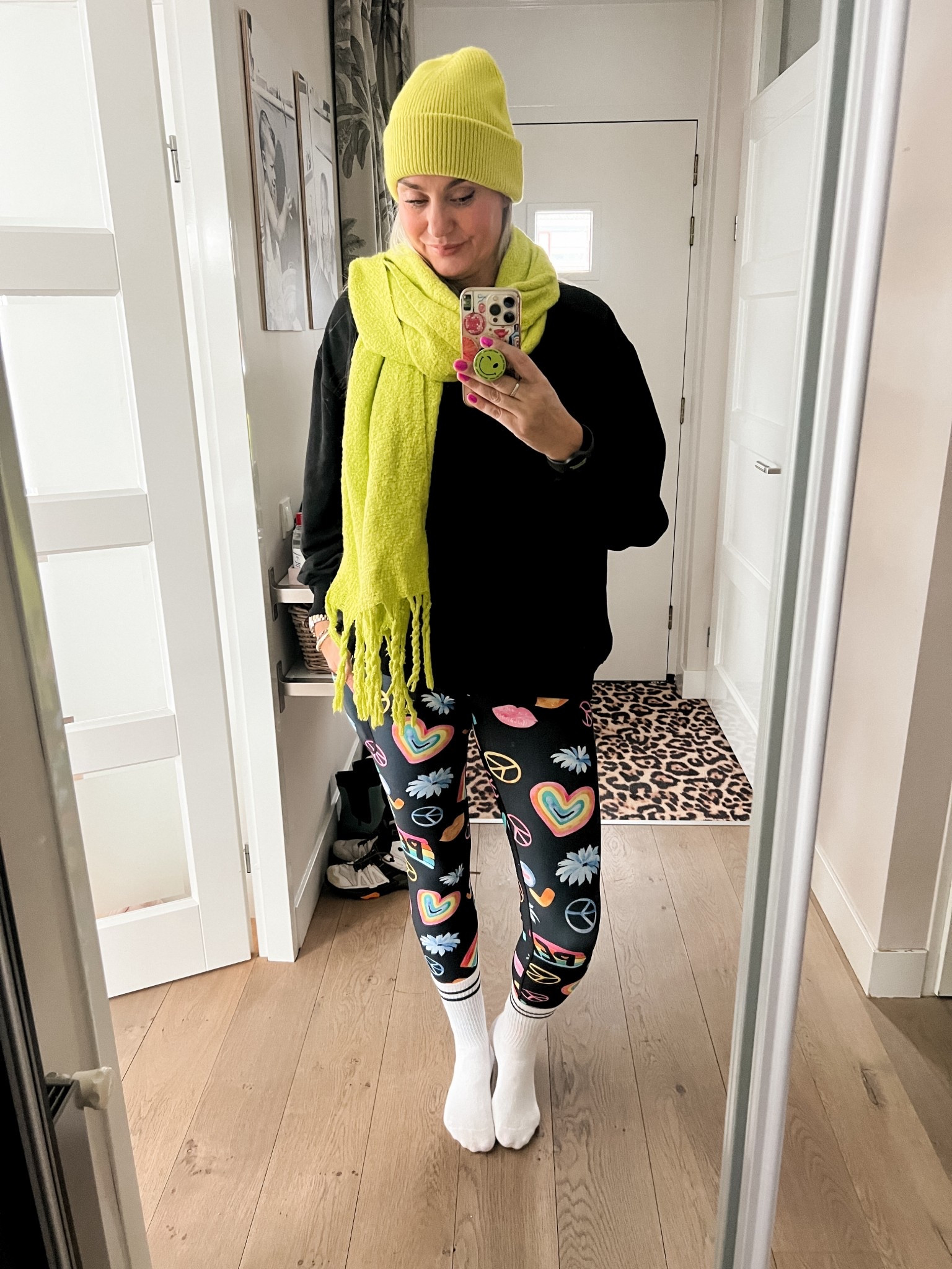 OOTD - Zondag. Gymday. Vrolijke legging van Maya Freya (M), zwart soort shirt (L), hoge crew sokken, zwarte oversized sweater, lime kleurige sjaal en muts. 



#LTKfitness #LTKwinter #LTKeurope
