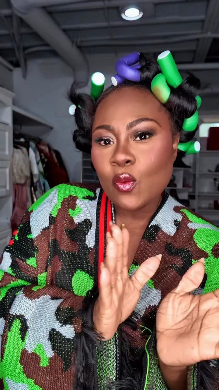 🍦🍦

Screamed when I saw this gorgeous @missrosier_official and knew I had to have it! The beauty of sets is the ability to wear it so many different ways! Can’t wait to restyle it for spring. 

Set: @missrosier_official 
Bag: @fashionphile 
Boots: @macys 
Skin: @canvasbeautybrand 

#winterfashion #knitset #springoutfitideas #comfyandchic #bootstyle