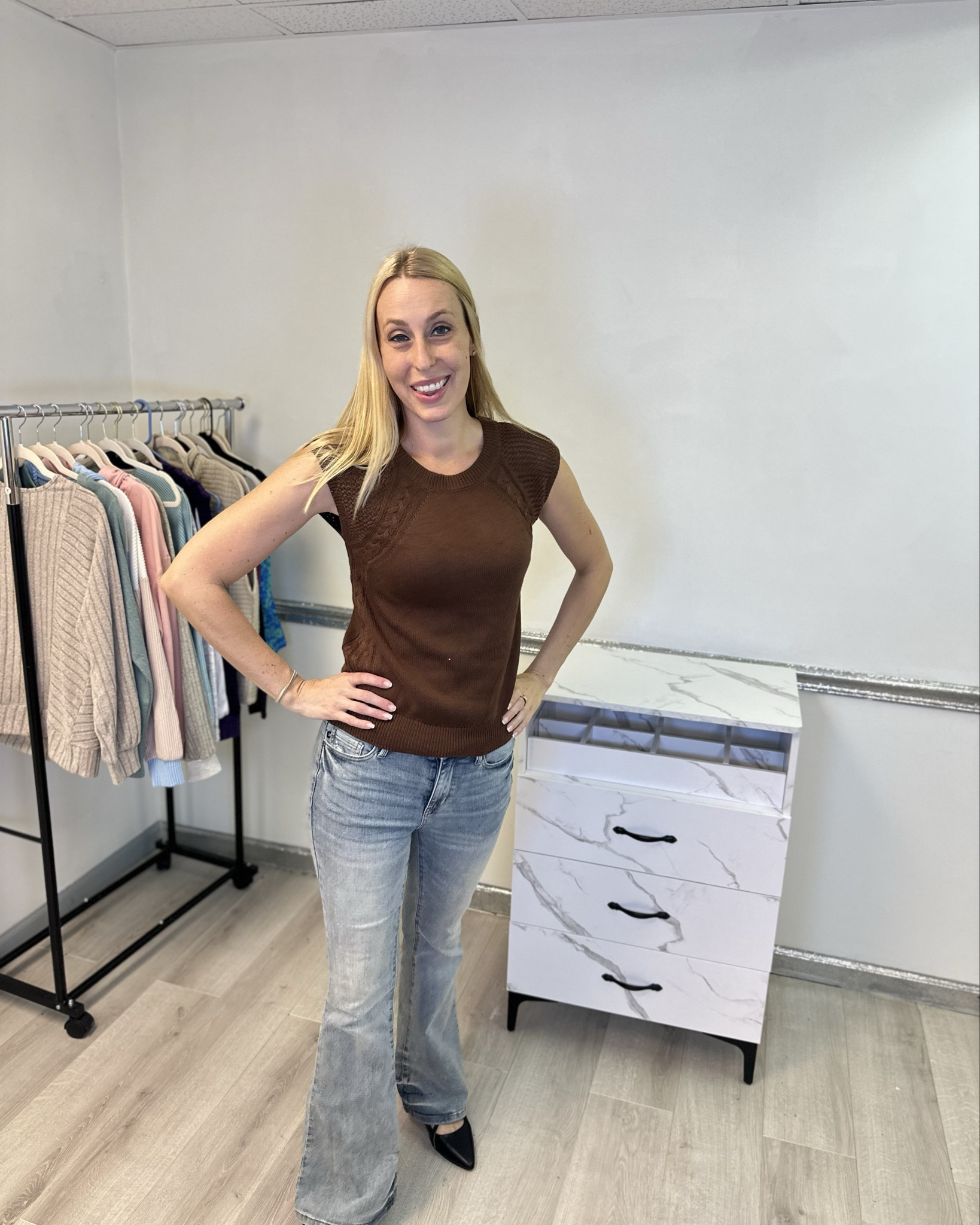 Brown short sleeve sweater 
🤍this is a cute top to dress up or down
🤍the does have some stretch to it and it is fitted 
🤍 fits true to size, wearing size small and I am 5’10”

#LTKFindsUnder50 #LTKStyleTip #LTKFindsUnder100