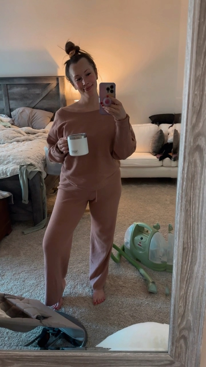 my favorite lounge set as of late!! 🤎✨ INSANELY comfy and super flattering for my postpartum belly. I stay living in it😂

#LTKGiftGuide #LTKfindsunder100 #LTKmidsize