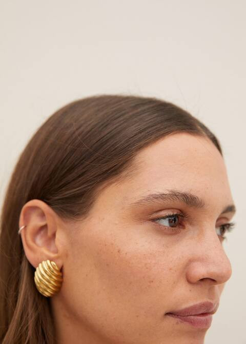 Embossed earring | MANGO (US)