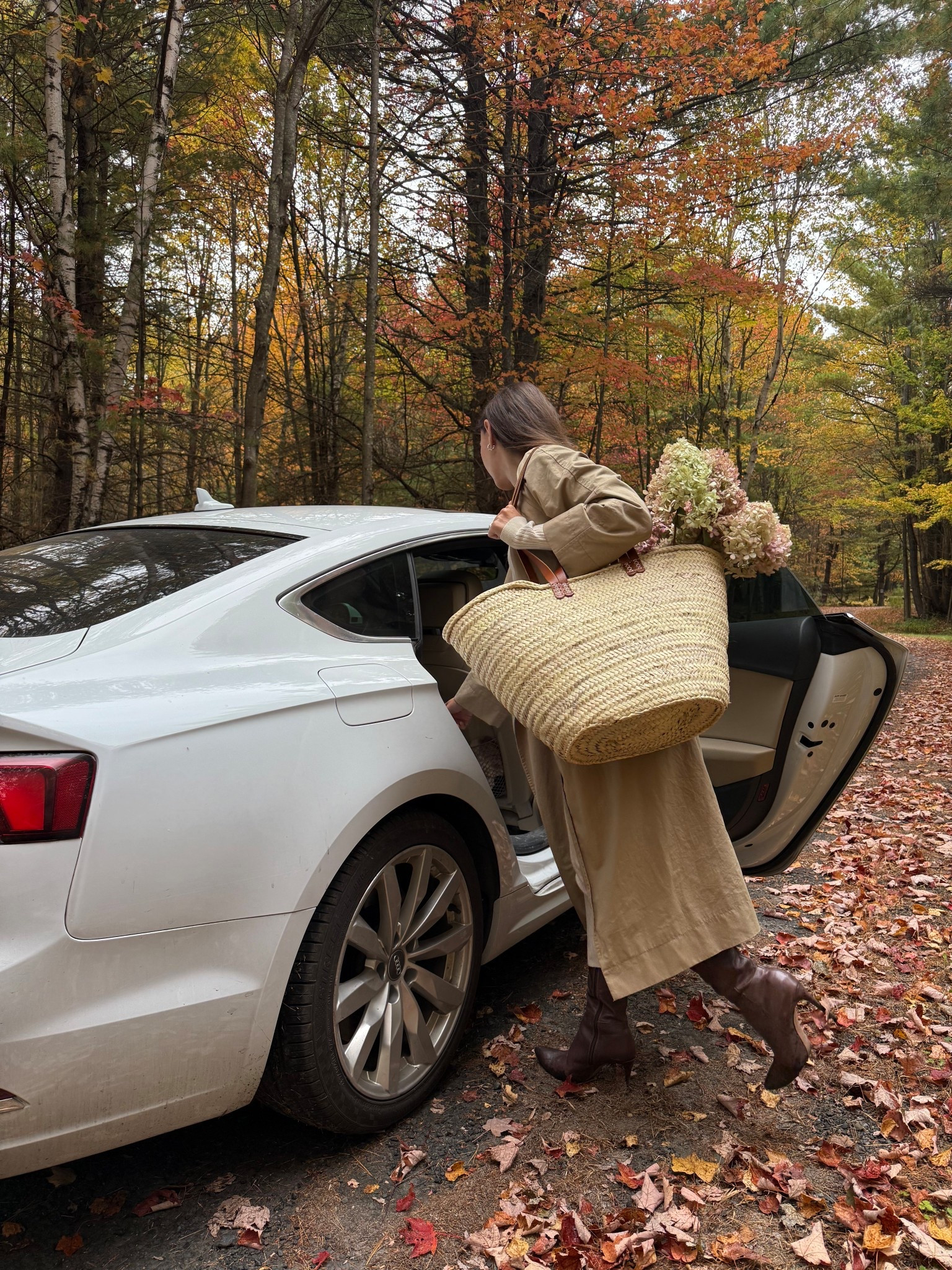 Autumn, the season of trench coats, boots, and dried hydrangeas. Discover Autumn's style essential to elevate any look. Now on the blog. 

#LTKSeasonal #LTKFindsUnder100 #LTKFindsUnder50