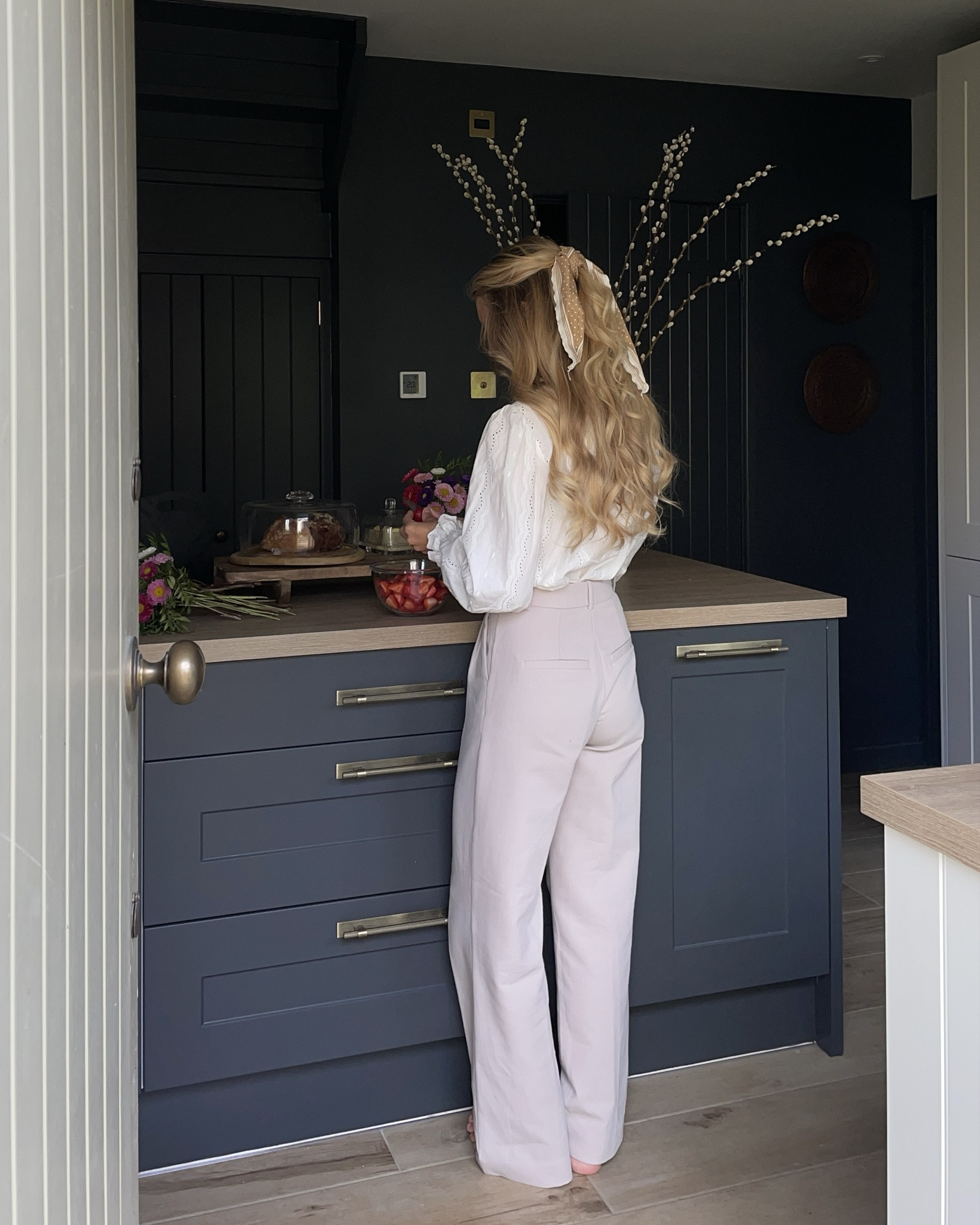 Transitional outfit - fall style : pair tan/cream trousers with a white button down ( I love the embroidered one from Sézane- they add texture and a little femininity to an outfit). Tie a silk scarf around your hair or neck for a little extra fun

Aritzia effortless pants, Abercrombie trousers, classic style, easy outfit, timeless, fall outfit, old money, neutral outfit

#LTKStyleTip #LTKFindsUnder100 #LTKWorkwear