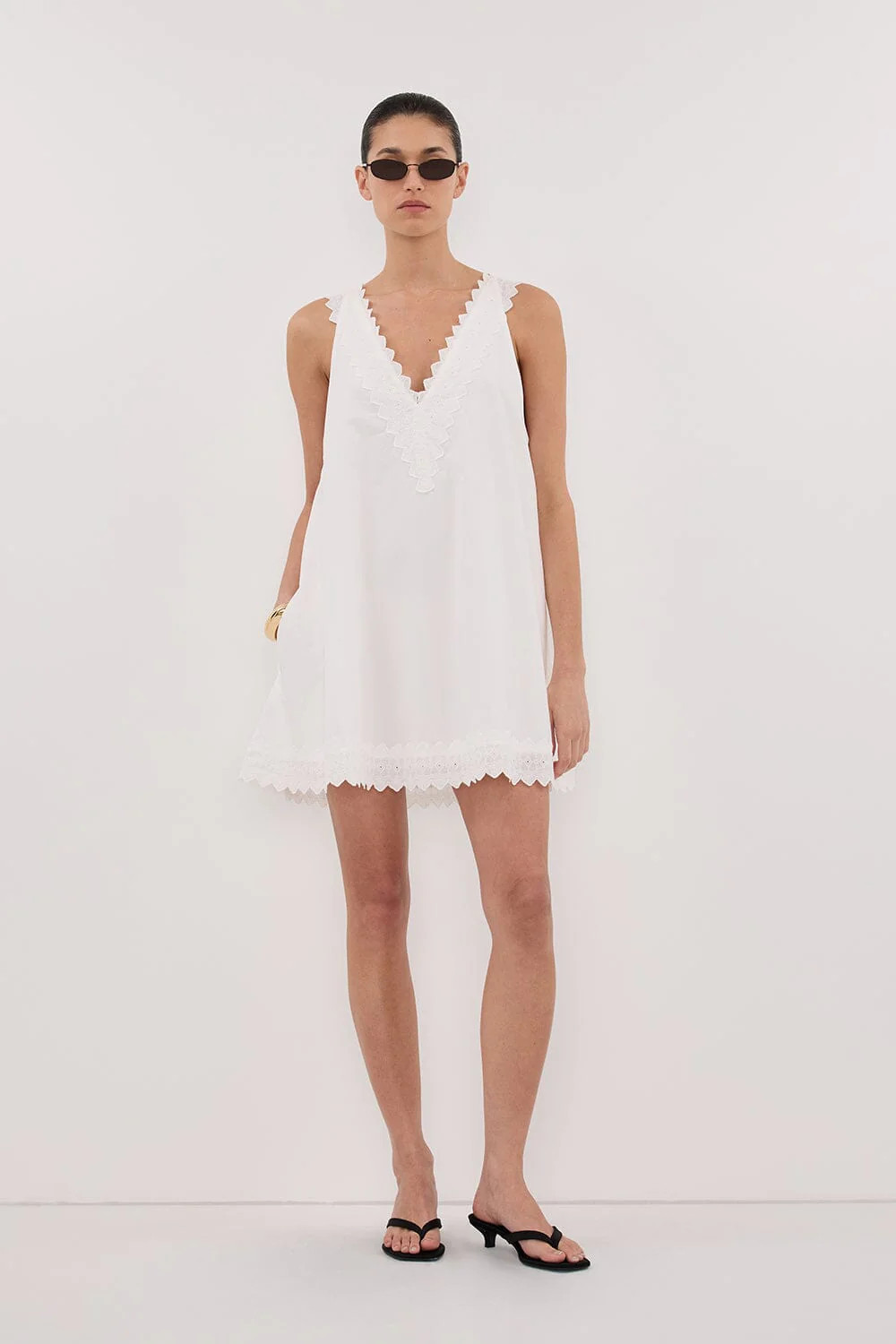 ANNABEL WHITE SLEEVELESS V NECK MINI DRESS | DISSH
