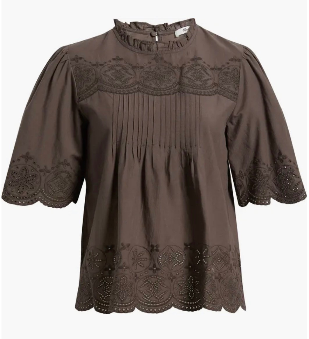 Styling white jeans 
Spring outfit 
Vacation outfit 
Brown sandals
Tortoise shell glasses 

#LTKSeasonal #LTKdayinmylife