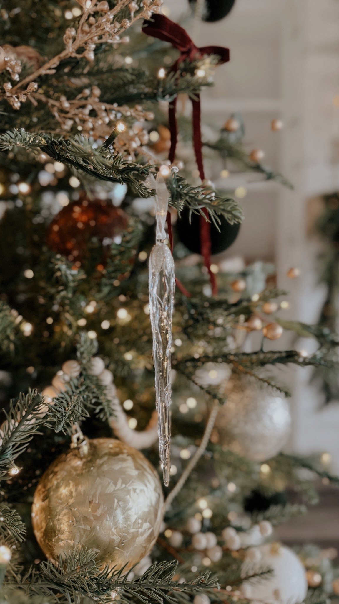 Christmas tree decor- burgundy, gold, lush greenery & lots of twinkle lights ♥️✨

#LTKHome #LTKSeasonal #LTKHoliday