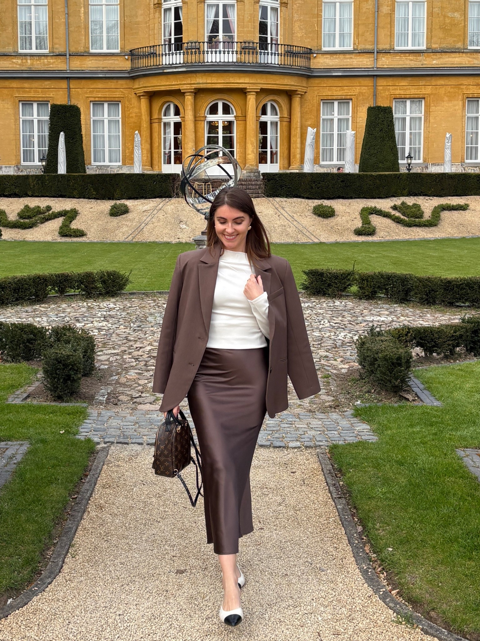 Spring satin skirt outfit in brown 

#LTKeurope #LTKspring #LTKnederlands