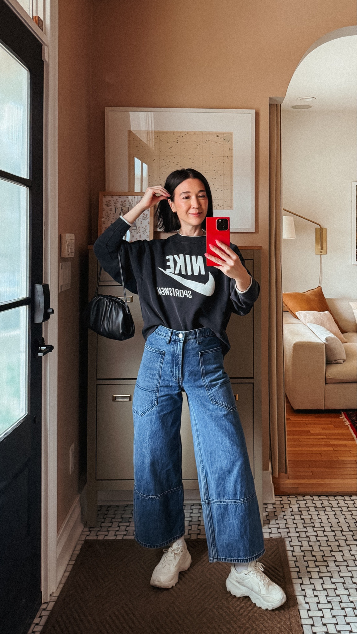 Casual Monday OOTD. Vintage Nike sweatshirt (linked similars!), cropped jeans and the cutest lil handbag.🖤


#LTKOver40