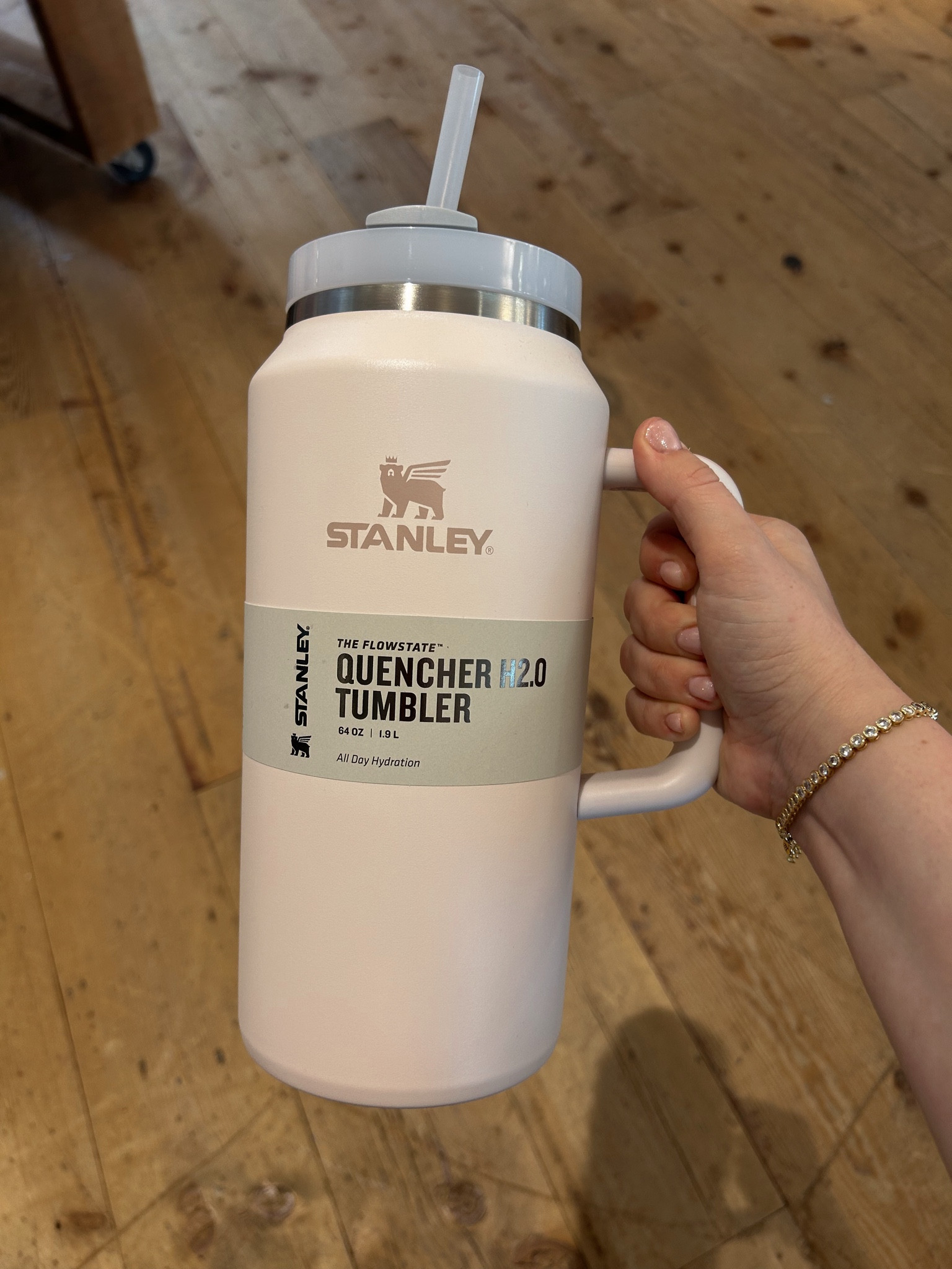 BIIIIG Stanley in this soft baby pink 😍😍





#lifestyle #homefinds #anthropologie #stanley #outdoors #summer #kitchen #dining 

#LTKxTarget #LTKGiftGuide #LTKxSephora