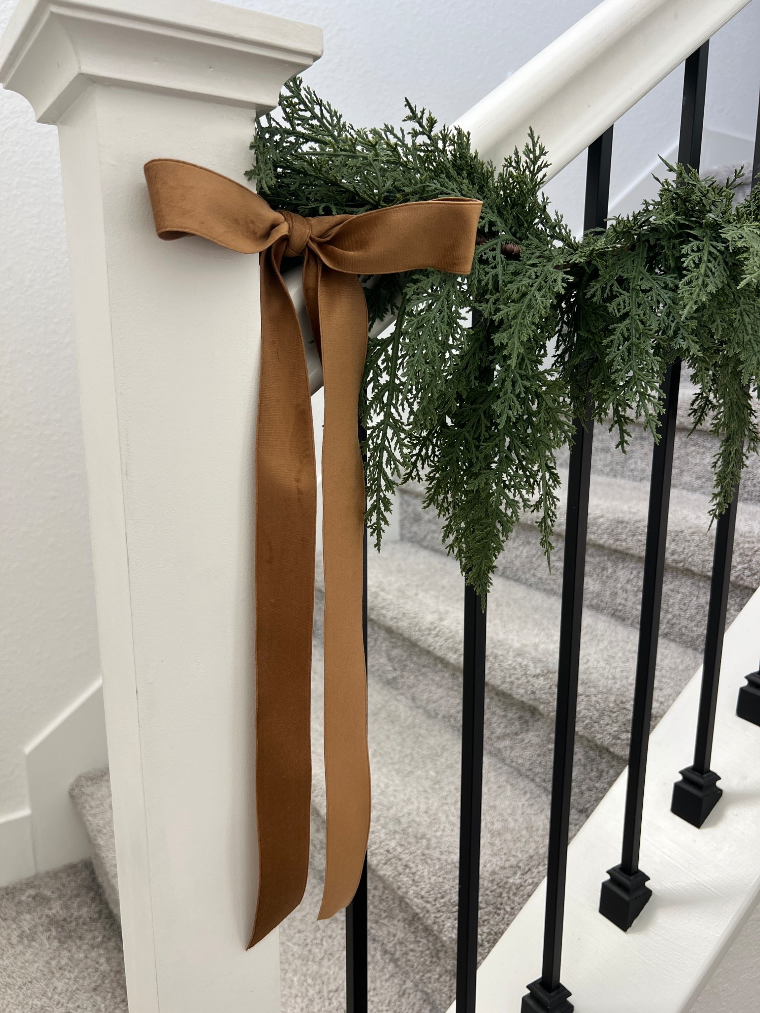 The dreamiest velvet ribbon for the holidashin

#LTKSeasonal