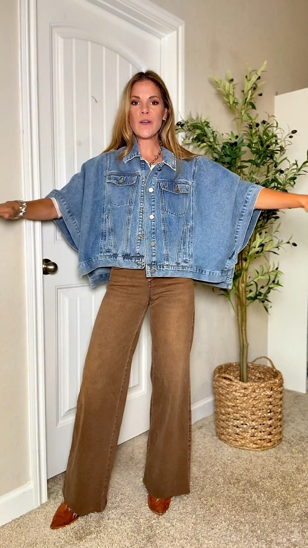 The cropped oversized denim jacket that makes every fall outfit look instantly better. 👏🍂
✨ Oversized fit
✨ Cropped length = SO flattering
✨ Perfect for layering
✨ Casual but pulled together
✨ Goes with literally everything
Throw it over leggings, dresses, jeans or a sweater and you’re instantly dressed. 🤎
This is your sign to add a denim jacket to your fall wardrobe. 🛍️
#FallFashion #DenimJacket #FallOutfits #40PlusStyle #AffordableFashion #TikTokShopFinds #FashionFinds

#LTKootd #LTKU #LTKOver40
