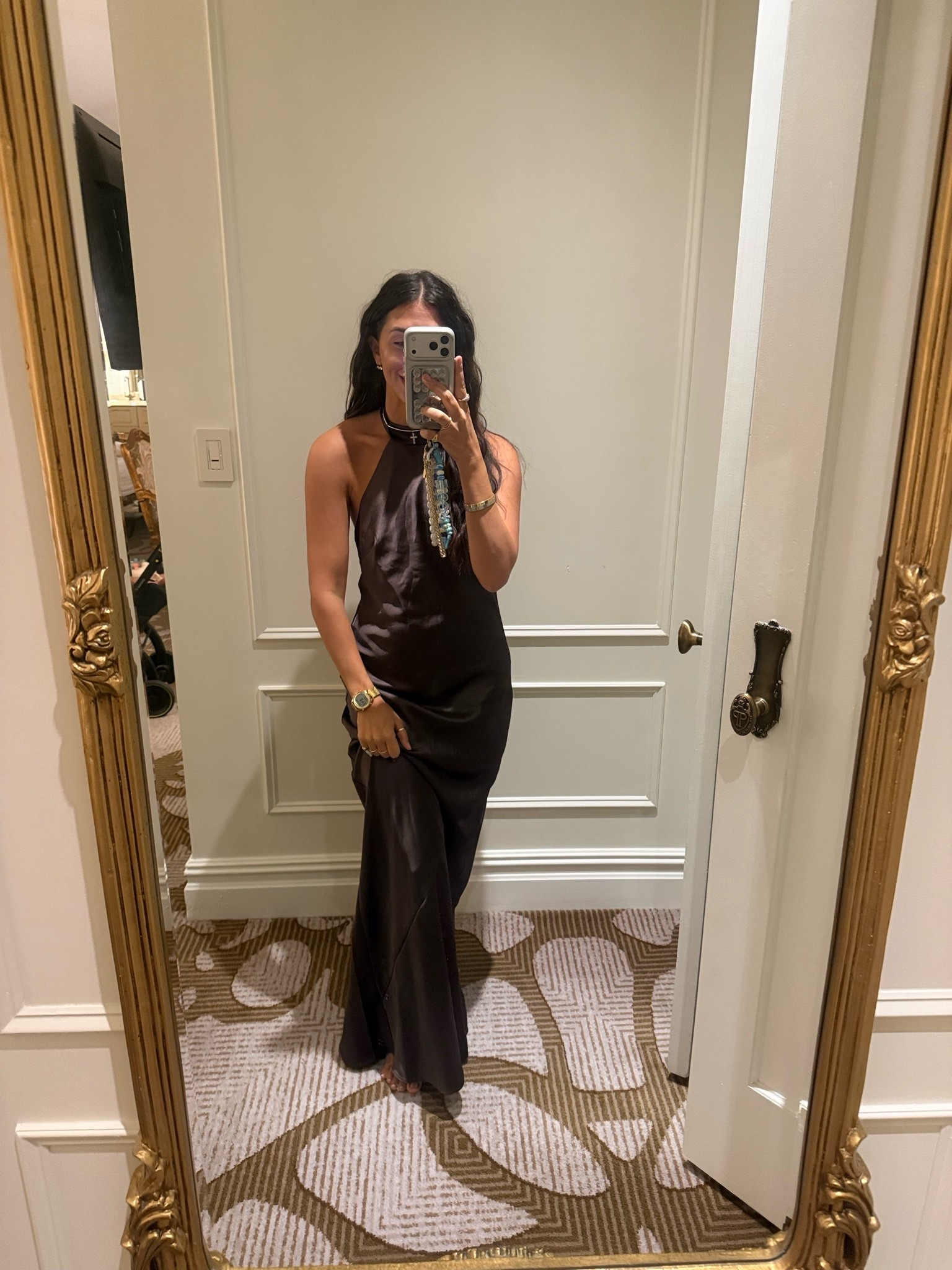 Wore this silk Quince dress for fam photos in NYC!! A staple holiday dress, love love for $80!

Size: 6 

Dressupbuttercup.com #dressupbuttercup #dederaad