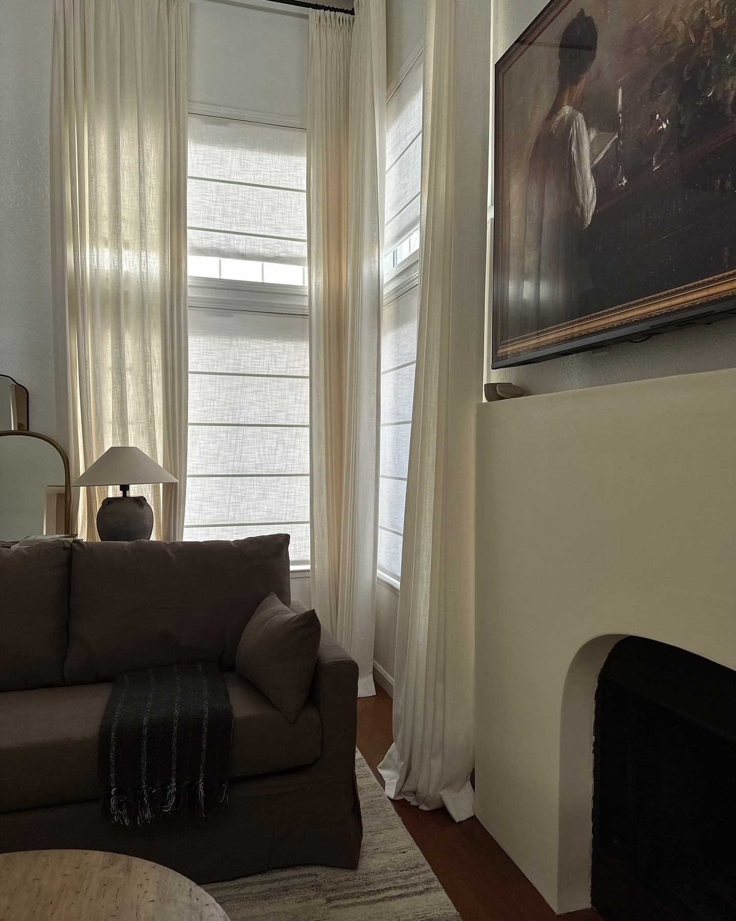 Am I crazy for always wanting to update the spaces in my home or sane for knowing what I want and wasting no time? 🤎 

If you know you know 

Follow for more home content @casarustica29 

#home #decor #inspiration #homeviews #livingroom #livingroomdecor