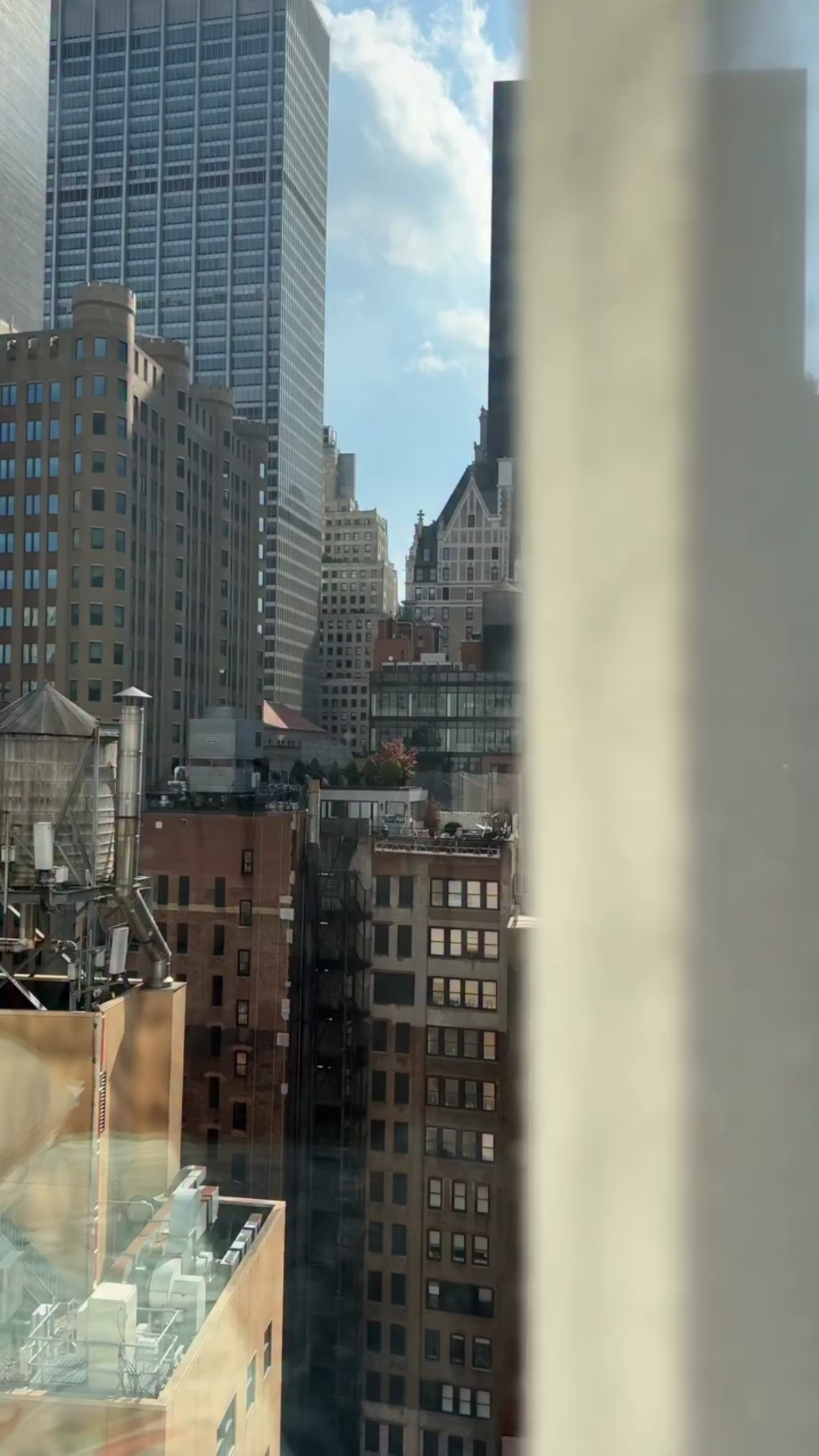 The gloss on my lips is so shiny, you can spot it even in my NYC reflection — and yes, it’s @summerfridays 🥹✨

I’m in love with this beauty brand just as much as I’m in love with my vacation.

#summerfridays
#GentleResetExfoliatingPads