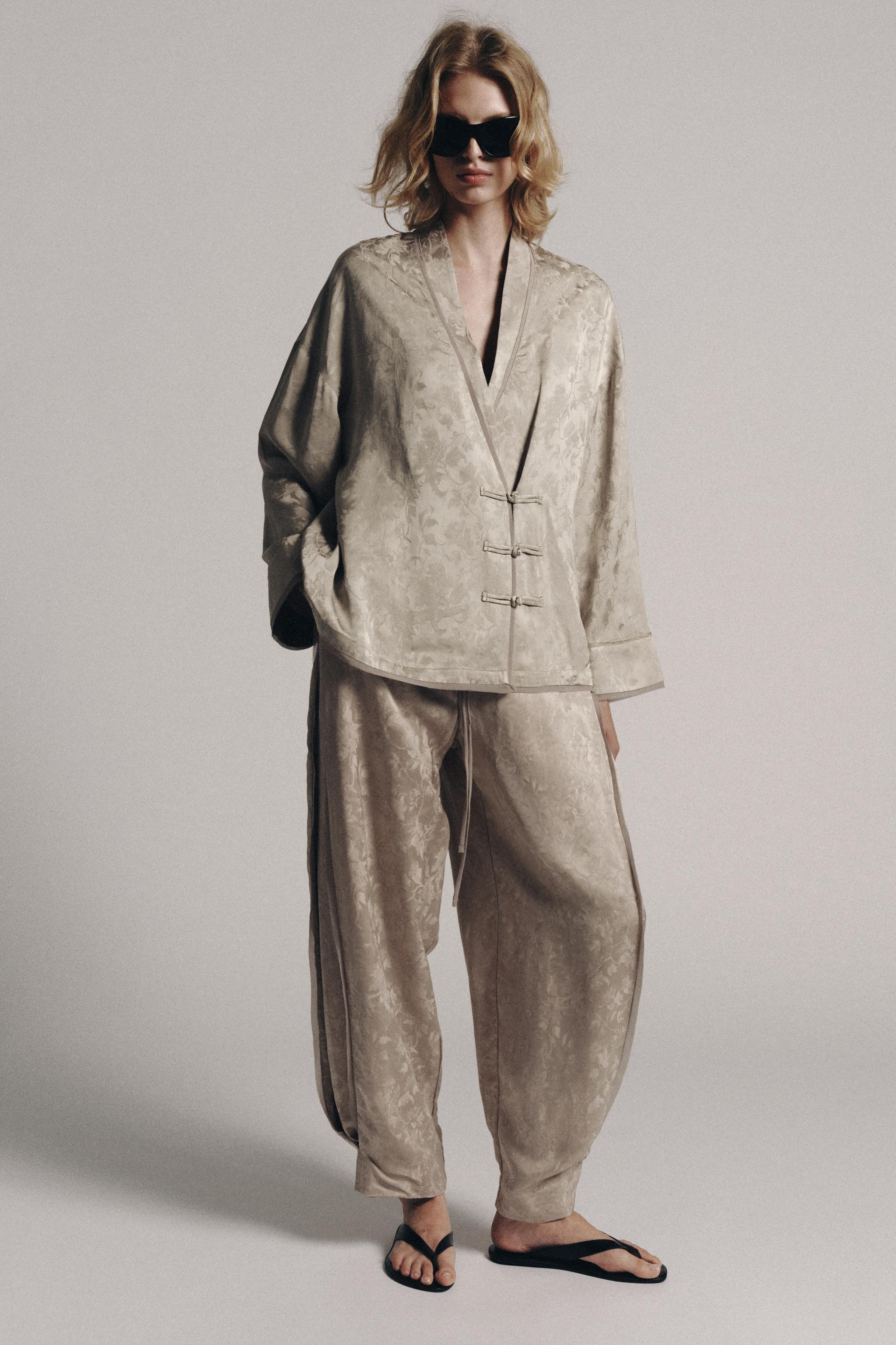 Model height: 179 cmZARA WOMAN COLLECTIONBlazer with main fabric made from viscose yarn. V-neck a... | Zara IT