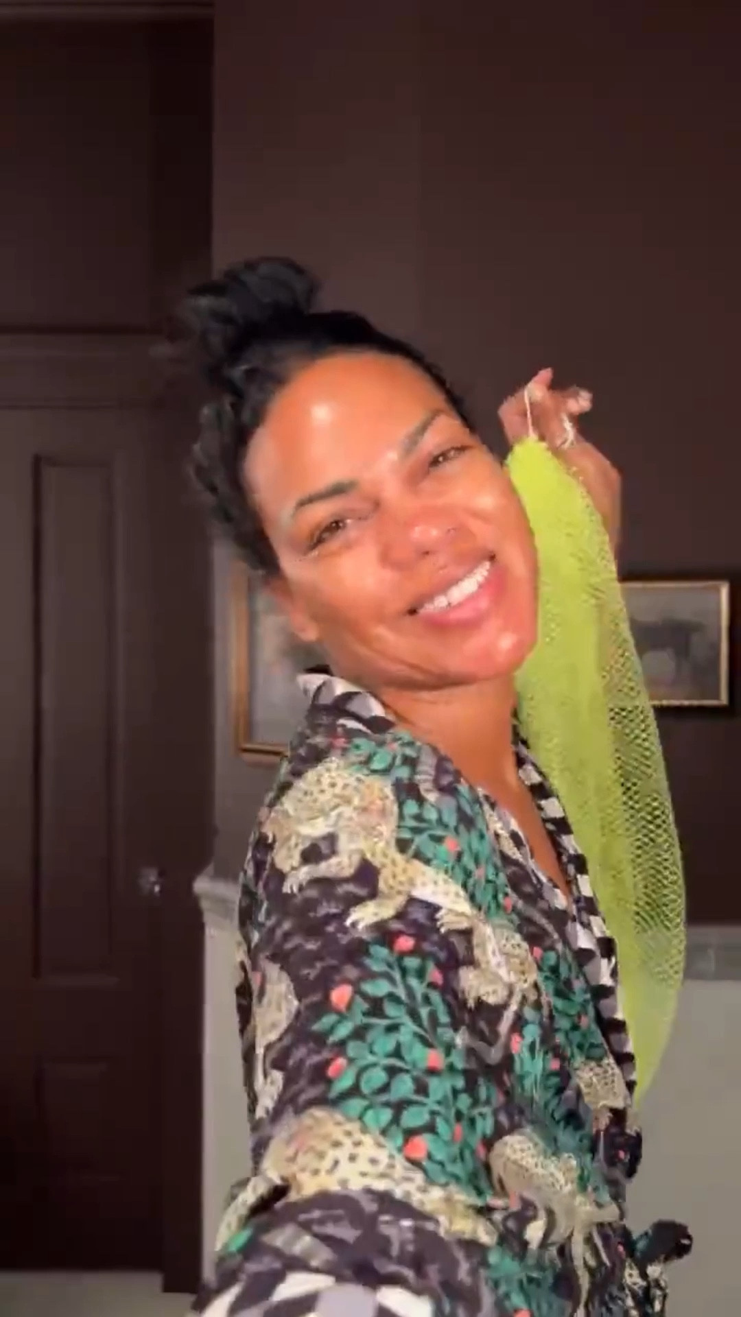 How I wash my African Net Sponge! Rinse, squeeze out the water then hang dry when you’re done showering. For weekly washing I put it in a washing bag on delicate with hot water then hang to dry! You can also hand wash with vinegar and hot water! Also reminder: do not use this to clean down there 😂




#LTKselfcare #LTKFindsUnder50 #LTKBeauty