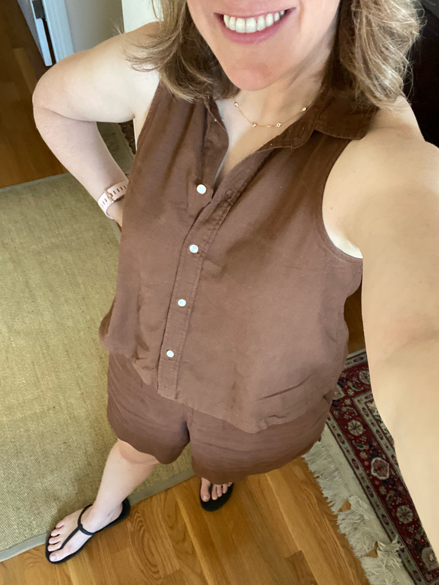 California color story: browns 🤎⭐️
Top size S
Shorts size M
Flip flops size 8 (I’m a 7.5)