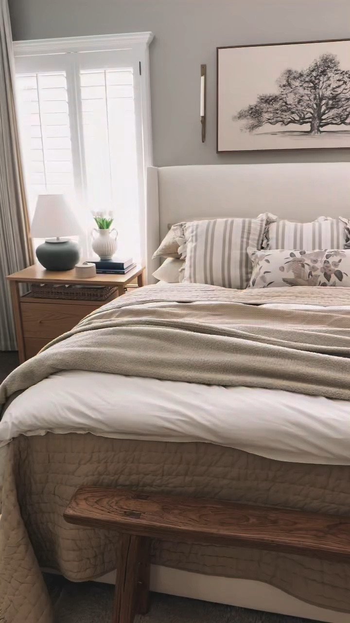 Now that it’s pretty warm here, it’s time to switch the bedding to something a little lighter! @madisonpark_2010 has the perfect layering pieces for your bed. I absolutely love this cotton quilt set, it’s oversized so we’re not fighting for the blanket in the middle of the night! The cotton and dream blankets are perfect for nights when it does get a bit chilly. 
Both blankets come in different colors and if you love color… stay tuned for a fun Spring color combo coming soon! 

Link in stories and bio 

#bedding #madisonpark #springbedding #neutralbedroom #bedroomstyling