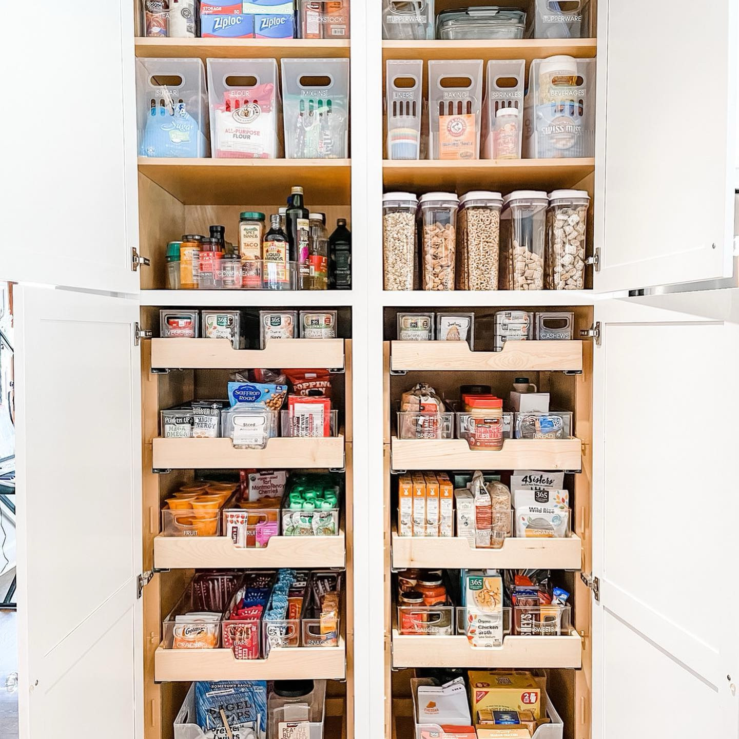 I’ll be honest, super high/super deep shelves are tough. Things get lost in the back and can end up calling that deep, dark space home forever.
•
And that’s where product can make a world of difference! Now this gorgeous pantry has a system where everything is accessible, contained and organized!
⠀⠀⠀⠀⠀⠀⠀⠀⠀