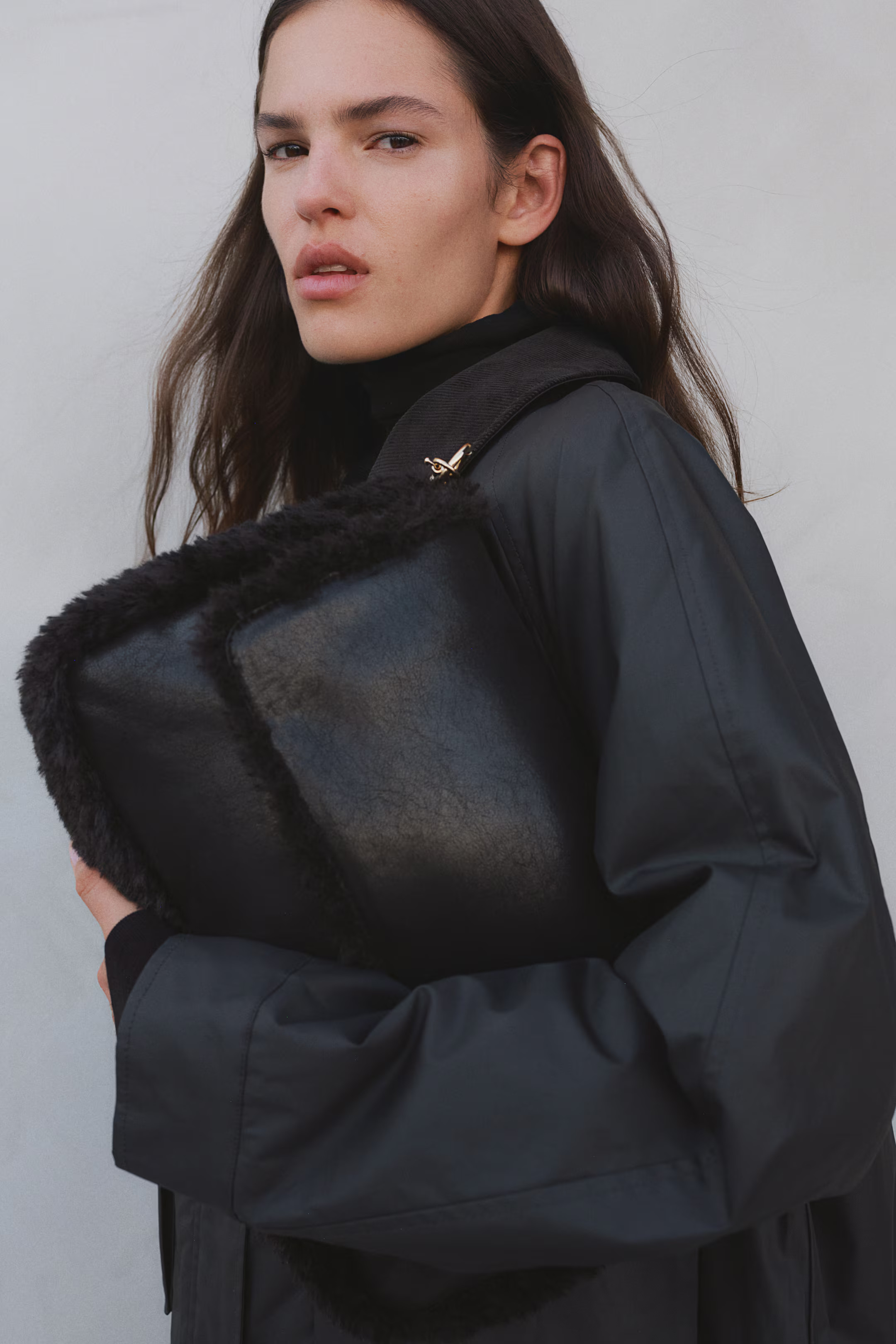 Fluffy-trim shoulder bag - Black - Ladies | H&M GB | H&M (UK, MY, IN, SG, PH, TW, HK)