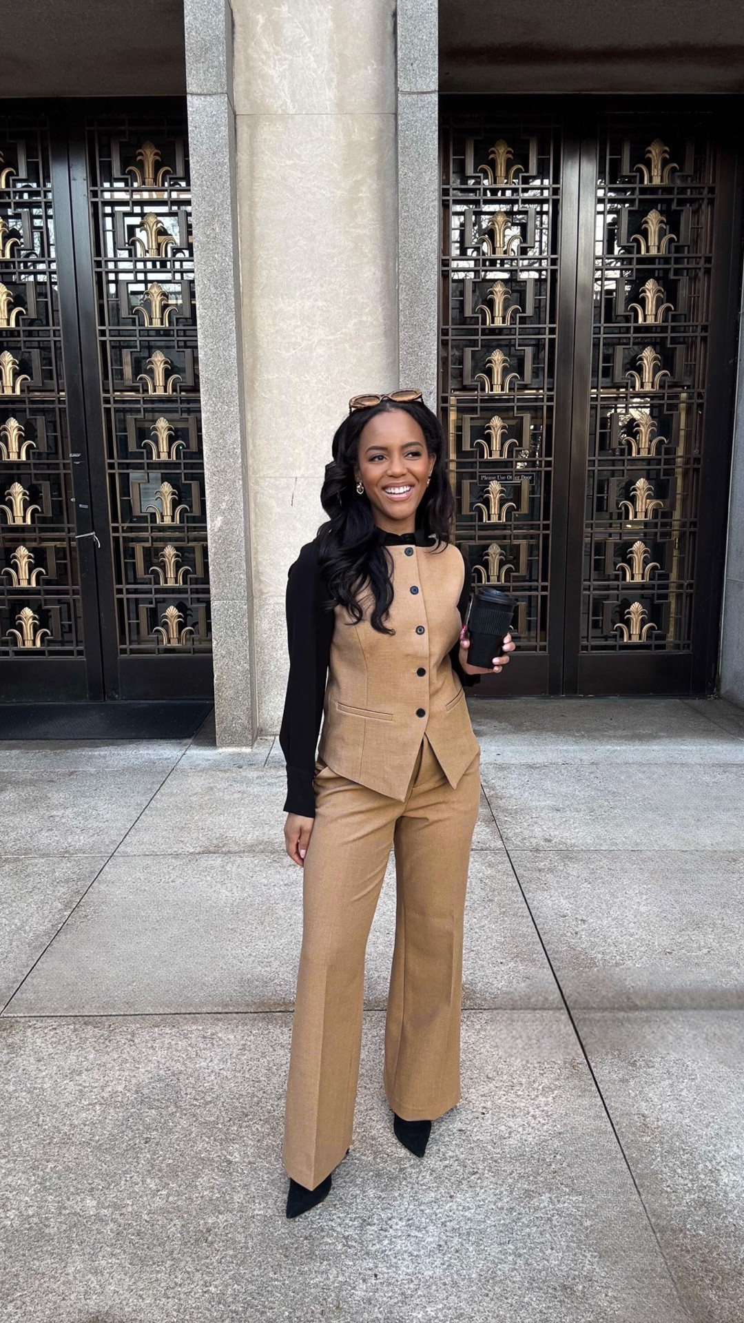 Back in the office more days than not, and my wardrobe has had to keep up. This camel vest from the Spanx WellSuited collection is the perfect mix of style and comfort. All season fabric, four way stretch, and a silhouette that actually moves. Professional without the stiffness.
#spanx #wellsuited #officestyle #workwear #professionaldressing #weartowork #businesscasual #spanxpartner