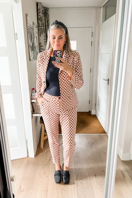 Stretch suit from Norah (current collection, blazer 42, trousers 40). Basic black top and Vivaia black loafers. 

#LTKover40 #LTKmidsize #LTKeurope