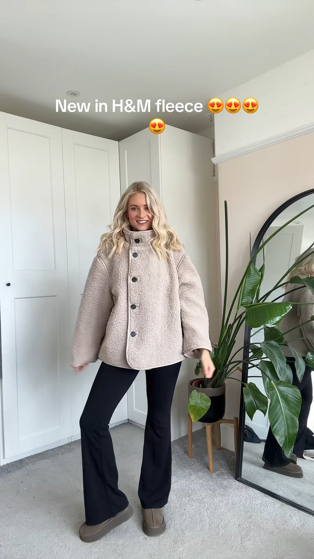 In LOVE!!! Wearing size large! Run for this as it will sell out! 

Hm, hm new in, Teddy fleece 