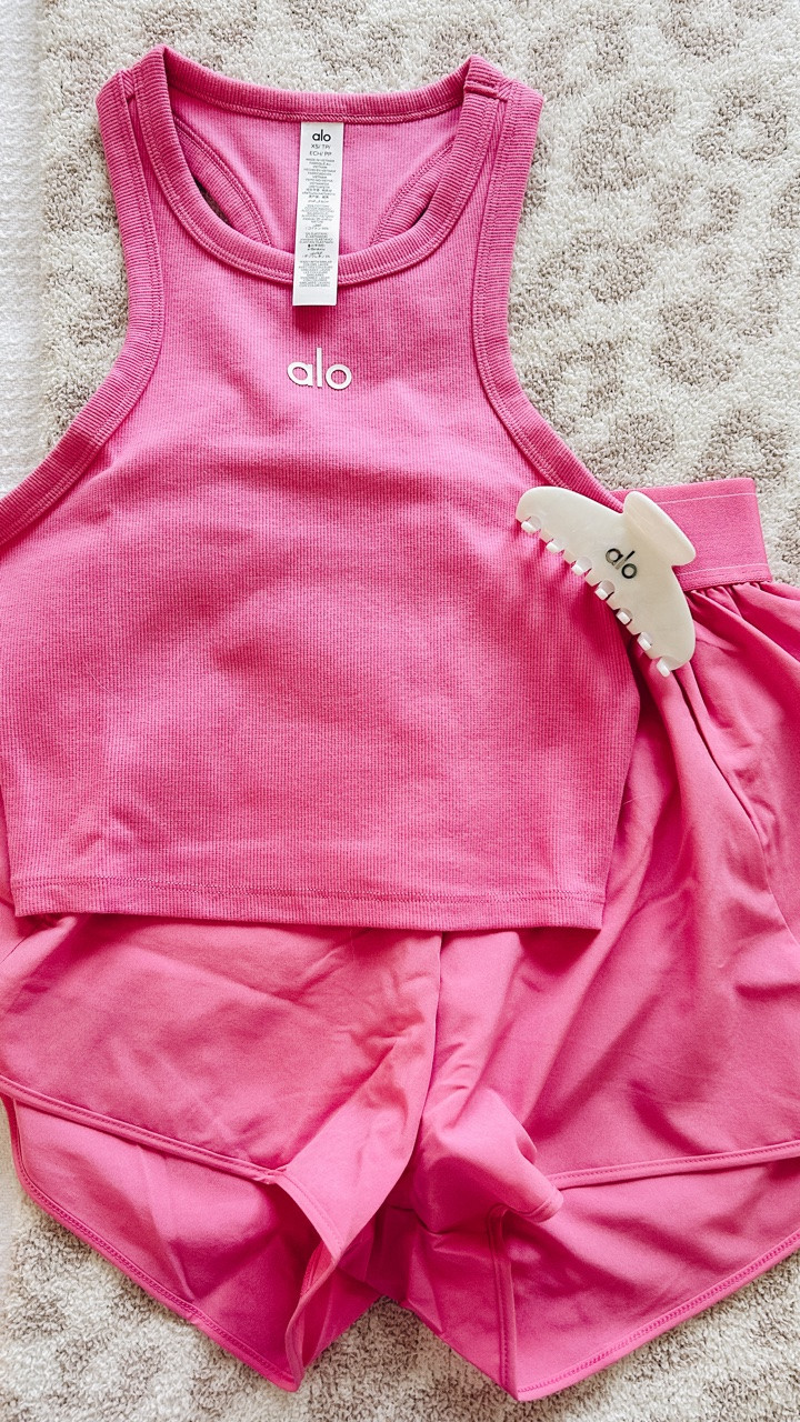 // @alo paradise pink 🤝 me 🌸🩷🐚🫧🤍☀️ the perfect color for summer ☀️ I’m 5’5 and got an XS in both pieces 🩷 💕 #unboxing #alo #aloset #paradisepink #clawclip //
