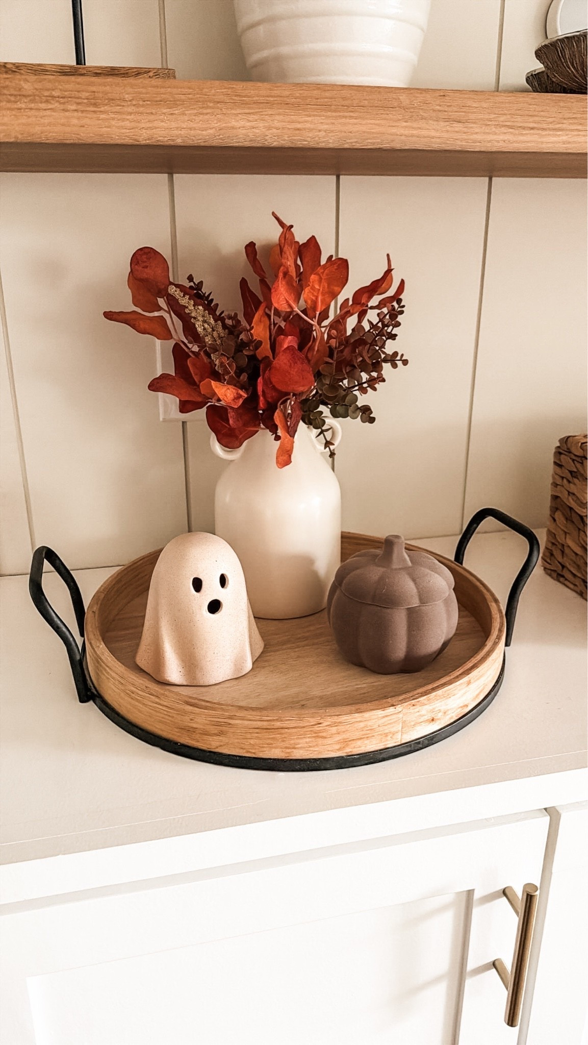 Cozy fall with just a little spooky 👻🍂 I love how this simple tray came together — the cutest little ghost from Kohl’s is definitely the star! 🤎 Perfect for Halloween without going overboard.