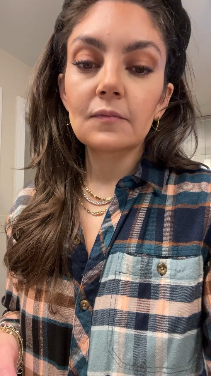 Favorite powder concealer. Full coverage! Sold with my favorite brush to use it with. I use Summer Bisque