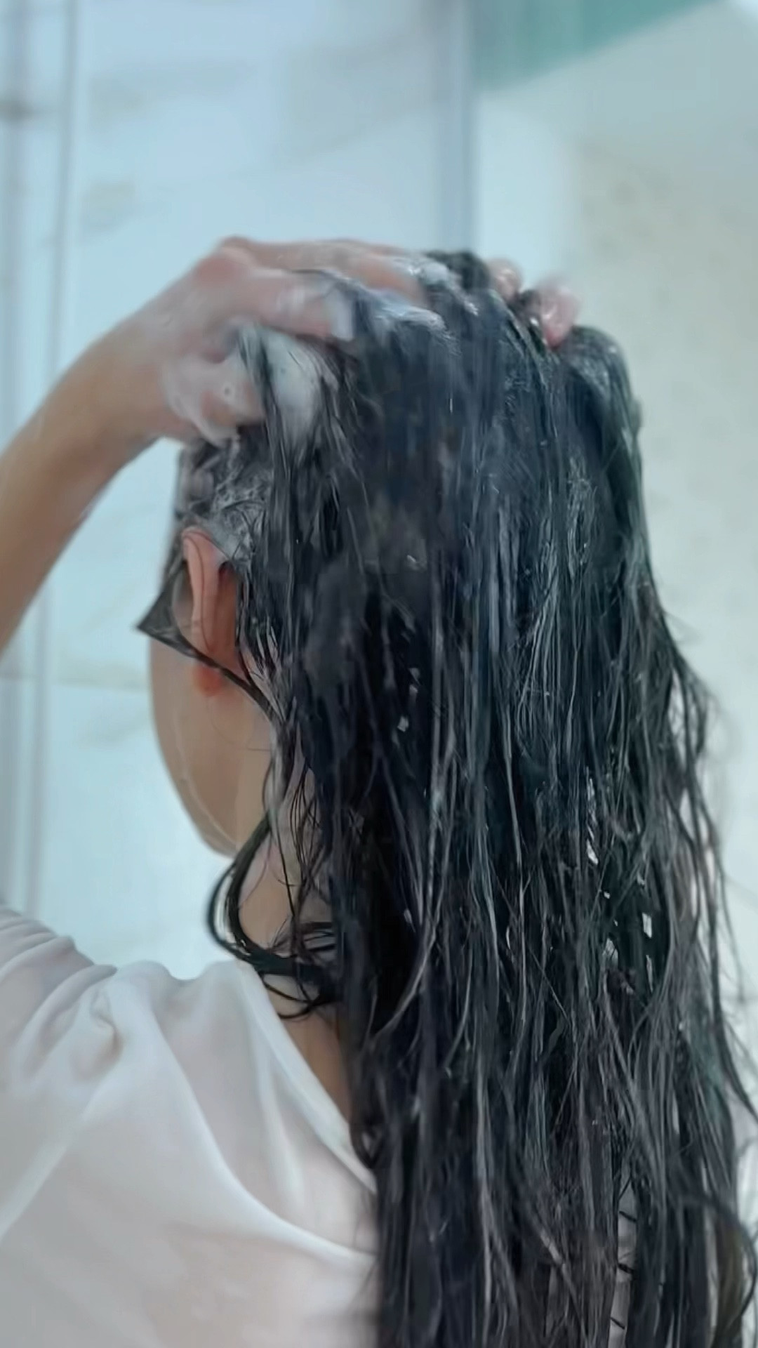 Estou amando usar esse kit anti oleosidade da oboticario, ele realmente limpa muito bem deixa a raiz super levinha e não deixa as pontas do cabelo ressecadas! 

Quando eu lavo com outros shampoos no outro dia depois da lavagem meu cabelo já começa a ficar oleoso mas com essa linha ele continua leve no segundo dia e só no terceiro dia ele começa a ganhar um pouco de oleosidade, então ele acaba espaçando o tempo entre uma lavagem e outra. 

Eu tenho só o shampoo e condicionador por enquanto mas coloquei o link de mais coisas dessa mesma linha que ainda não testei, para o caso vocês se interessarem…

(Deixei o condicionador agindo por 1 minuto assim como dizia pra fazer na embalagem) 



#LTKbrasil #LTKbeauty