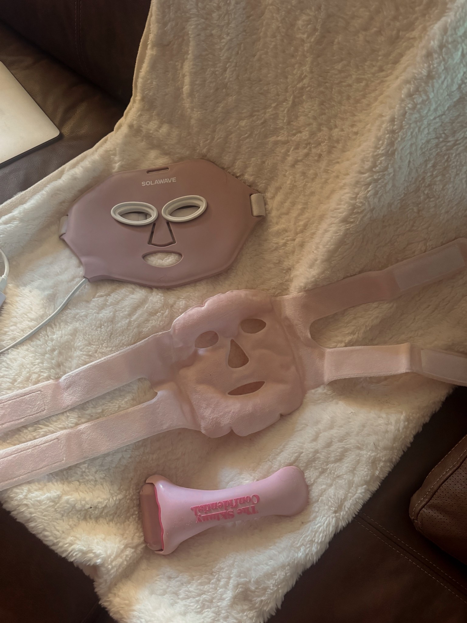 My holy grail products for sculpted, glowing skin 🤍
I throw on my red light mask in the evenings  (10–30 min), the Skinny Confidential ice roller every morning, and my cryo chill mask when my face needs a full detox + de-puff moment.
Linked everything I actually use daily because they’re 100% worth it 🔗

#LTKdayinmylife #LTKHoliday #LTKGiftGuide