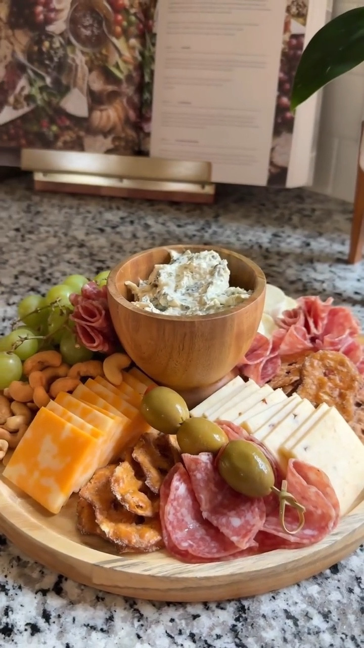 AD ~ Esta tabla de madera multiusos de @temu no solo sirve para colocar un pastel o pan dulce, al darle vuelta también funciona como una tabla de quesos y jamones. Perfecta para tu próxima fiesta! Cómo la usarías?

Nuevos usuarios de la app: 🔍CÓDIGO【dyp7536】en la barra de búsqueda de Temu o usa el enlace de abajo para obtener grandes paquetes de regalo con pedidos que cumplan los requisitos. *Se aplican términos y condiciones.

https://app.temu.com/k/p1hijynduiy

*****
I found this amazing two-sided board on Temu. It can be used as a charcuterie board or as a cake stand. Which is your favorite? Comment shop to receive the link via DM. 

#servingtray #cheeseboard #charcuterieboard #cakestand #temubday #temu #temufinds #shoptemu