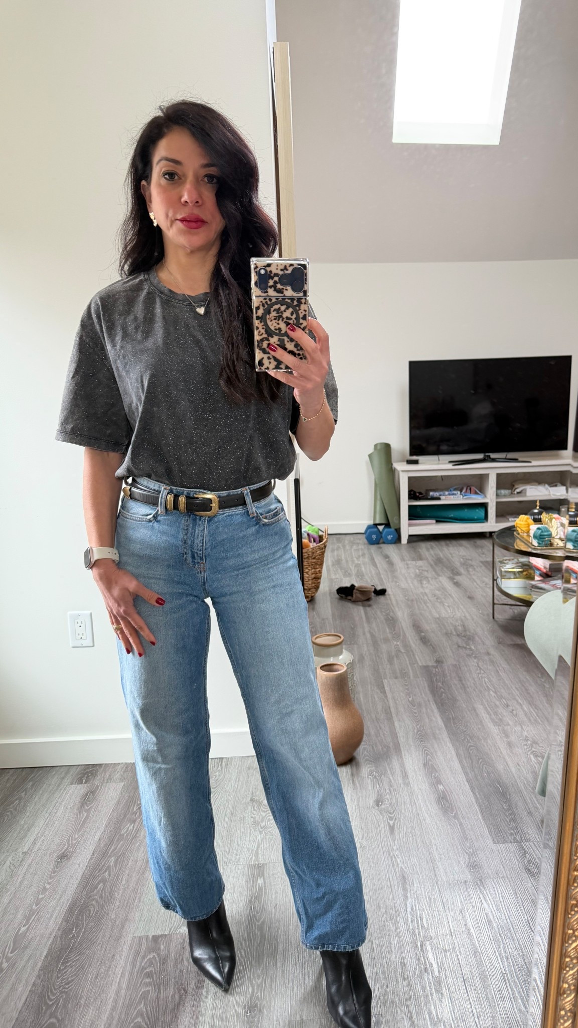 One of my favorite spring outfits is a boxy tee, high rise jeans and spiky heels with some gold jewelry❤️

#LTKSpringSale #LTKootd #LTKSaleAlert