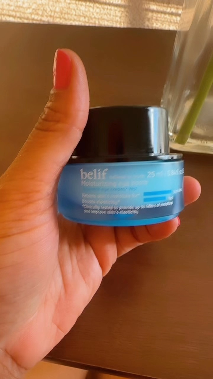 #gifted_by_LGBeauty
Loving the results from the
new belif Moisturizing Eye Bomb! This amazing eye cream from @belifusa @sephora is my must-have for hydration, thanks to its caffeine that tackles dark circles and peptides that firm up my under-eye area.
Keeping my skin smooth and refreshed!
#belifusa #sephora #belifgiftedme