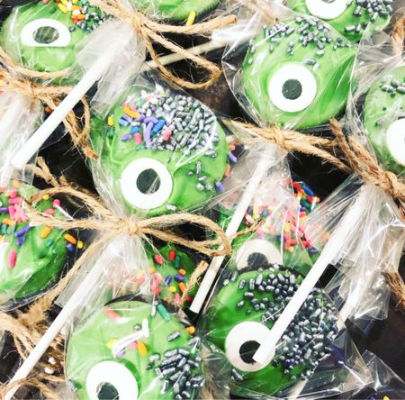 Monster Oreo Treats… carefully insert cupcake stick between cookies, dip in melted chocolate & decorate! Adorable Halloween or Monster party treat!

#LTKfamily #LTKparties #LTKSeasonal
