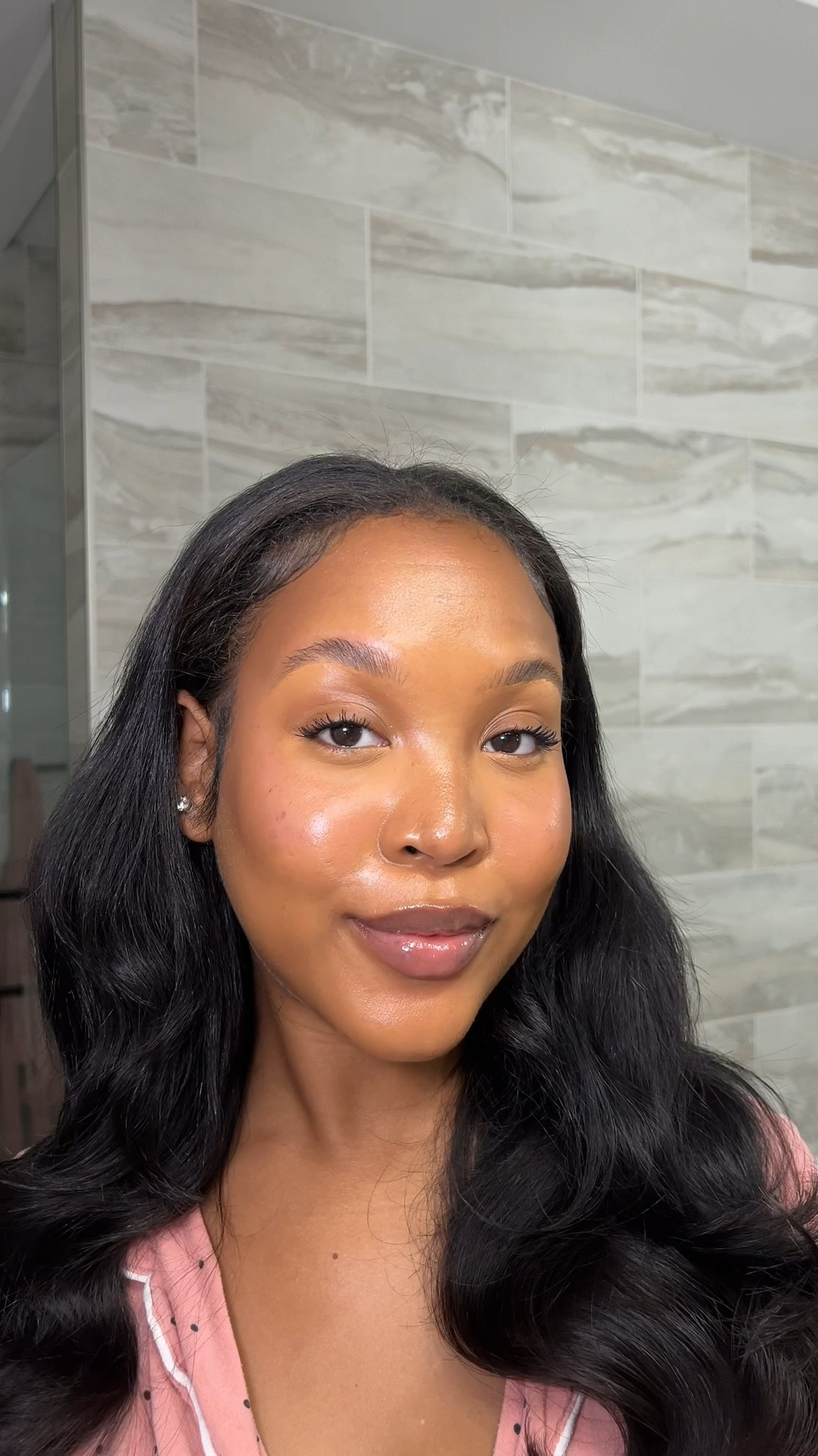 ✨Save this for your next no makeup makeup day✨

This is my go to makeup look for when I need to be quick or I just don’t feel like doing my makeup. It gets so hot in Houston so this look still looks good even when I sweat and in the humidity. 

Product deets below but all exact products will be linked on my LTK of course 🩷🥰

P R O D U C T S 

Dew drops : @glowrecipe 
Skin tint : @danessamyricksbeauty @danessa_myricks 
Brow gel : @elfcosmetics 
Cream concealer : @maccosmetics 
Setting powder : @hudabeauty 
Cream blush : @rhode 
Liquid bronzer : @milkmakeup 
Lash primer : @lancomeofficial 
Superfan mascara : @smashboxcosmetics 
Lash clash mascara: @yslbeauty 
Nude gloss : @rhode 
Setting spray : @morphebrushes 

#makeuptutorial #blackgirlmakeup #makeup #higherself #lifestylecontent #cleangirlmakeup #nomakeupmakeup

#LTKBeauty