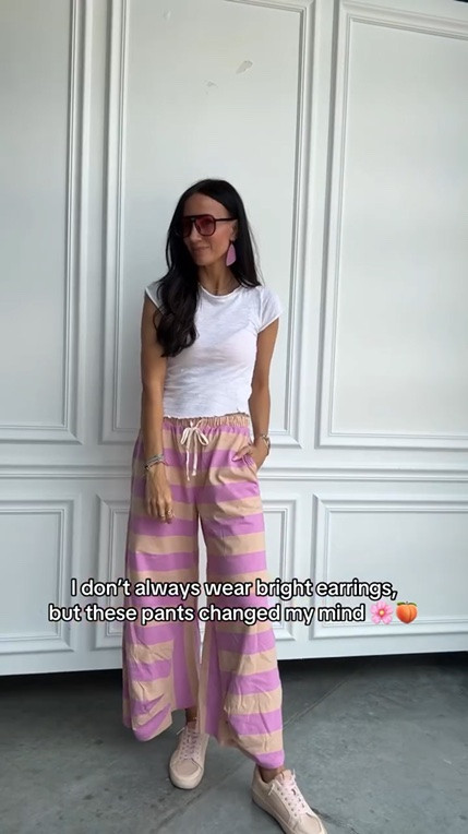 It’s giving cute prison stripes?! 🌸🍑 Obsessed with how these colors came together. I’m a sucker for a printed pant and they make statement earrings so easy to wear.